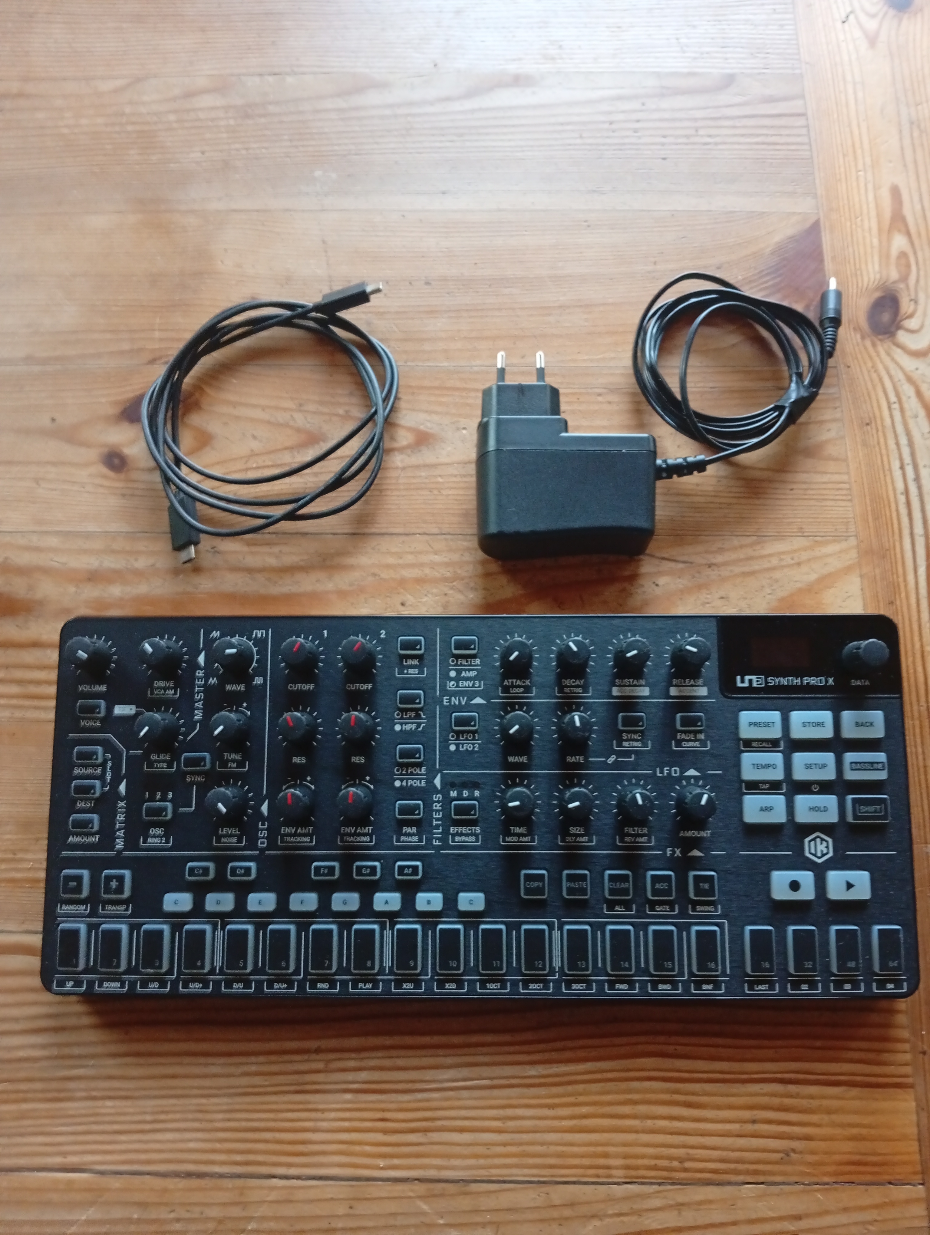 vends UNO SYNTH PRO X, 1ère main, excellent état, avec tout les accessoires d' origine.