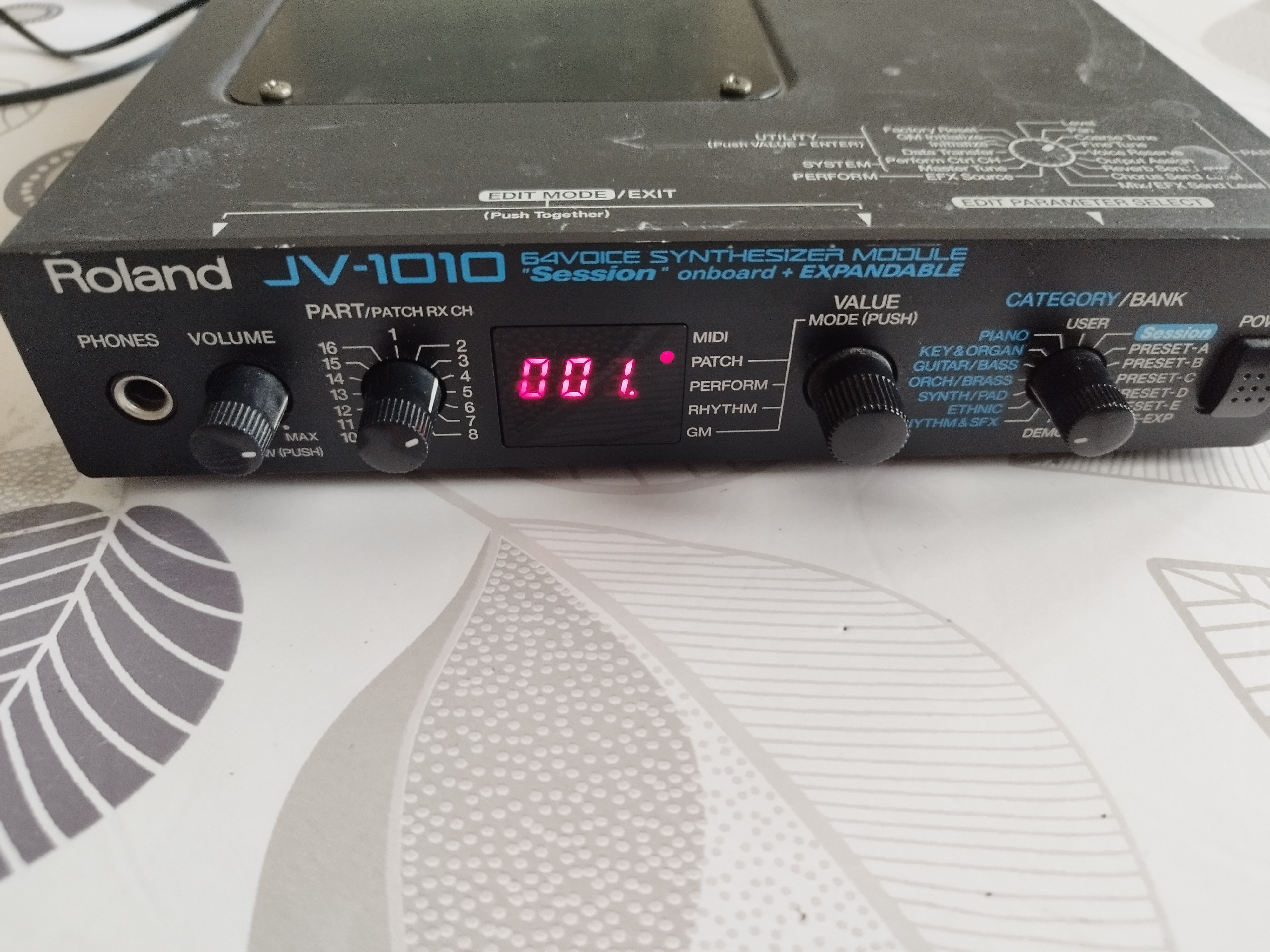 Vends Roland JV1010 avec carte SR-JV80-08 60s & 70s keyboards