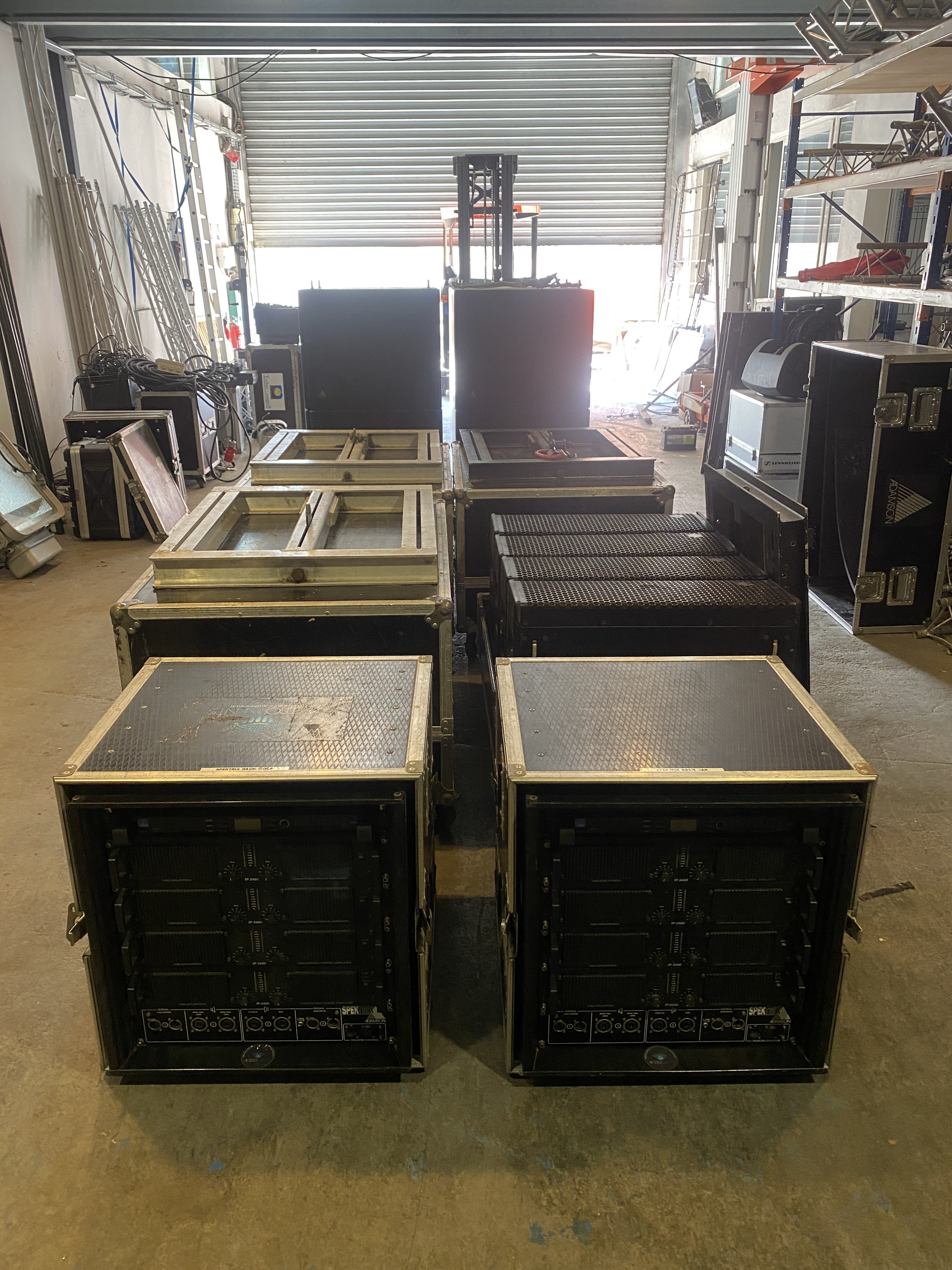 Système son Adamson Spektrix complet – 16 têtes + subs + amplification