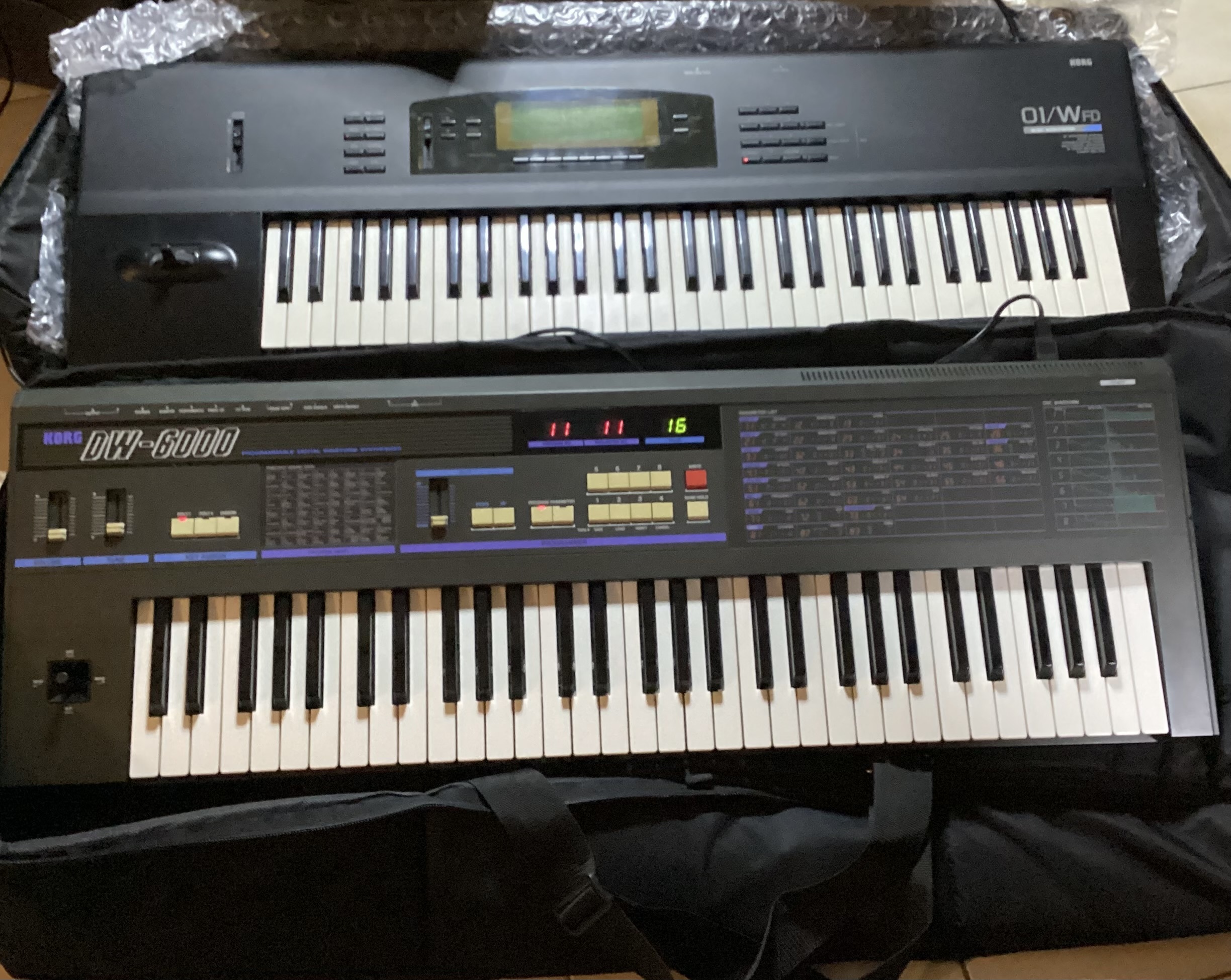 VENDS KORG 01/Wfd + DW6000 … VENDU ENSEMBLE AV. HOUSE DE TRANSPORT