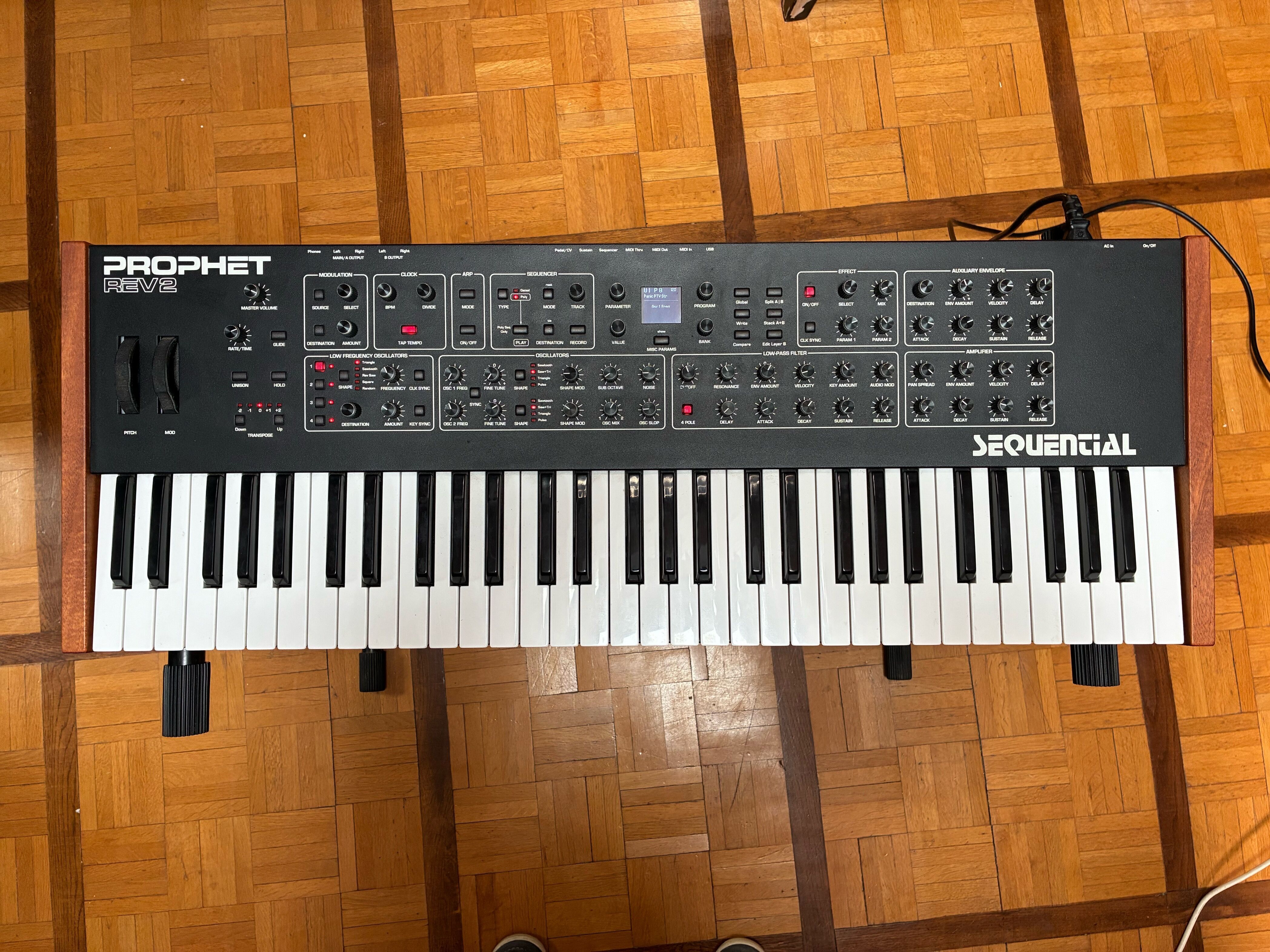 Sequential Prophet REV2 8 voix parfait état avec facture