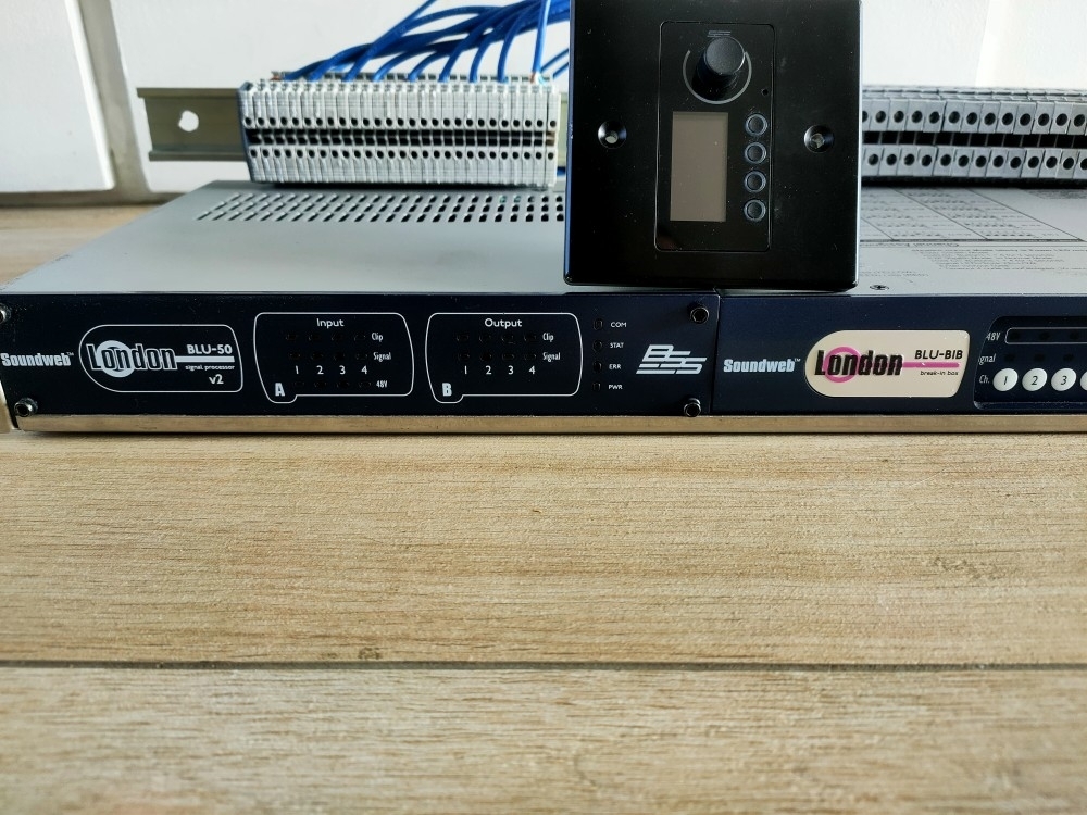 vends ce processeur avec soudweb london blu-bib + controleur mural+ d-link