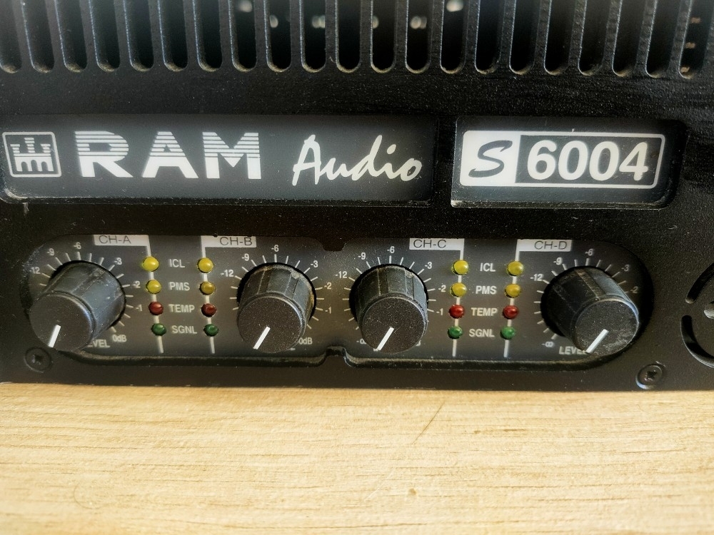 vends cet amplificateur 4 x 1000 w en 4 ohms et 4 x 1440 en 2 ohms