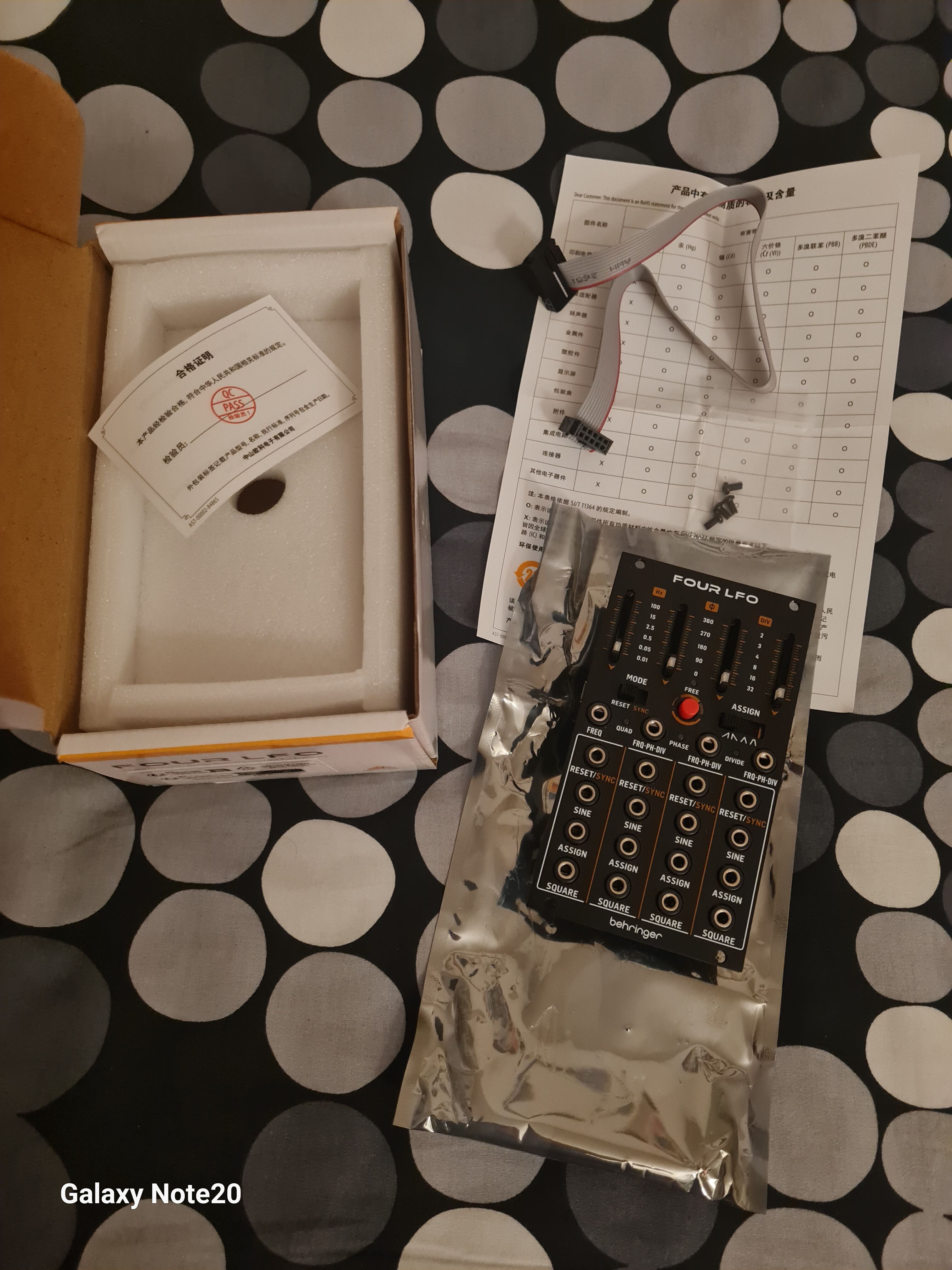 Abs.comme neuf, Behringer FOUR LFO, completr, dans sa boite, garanti 2 ans et demie, pas touché.