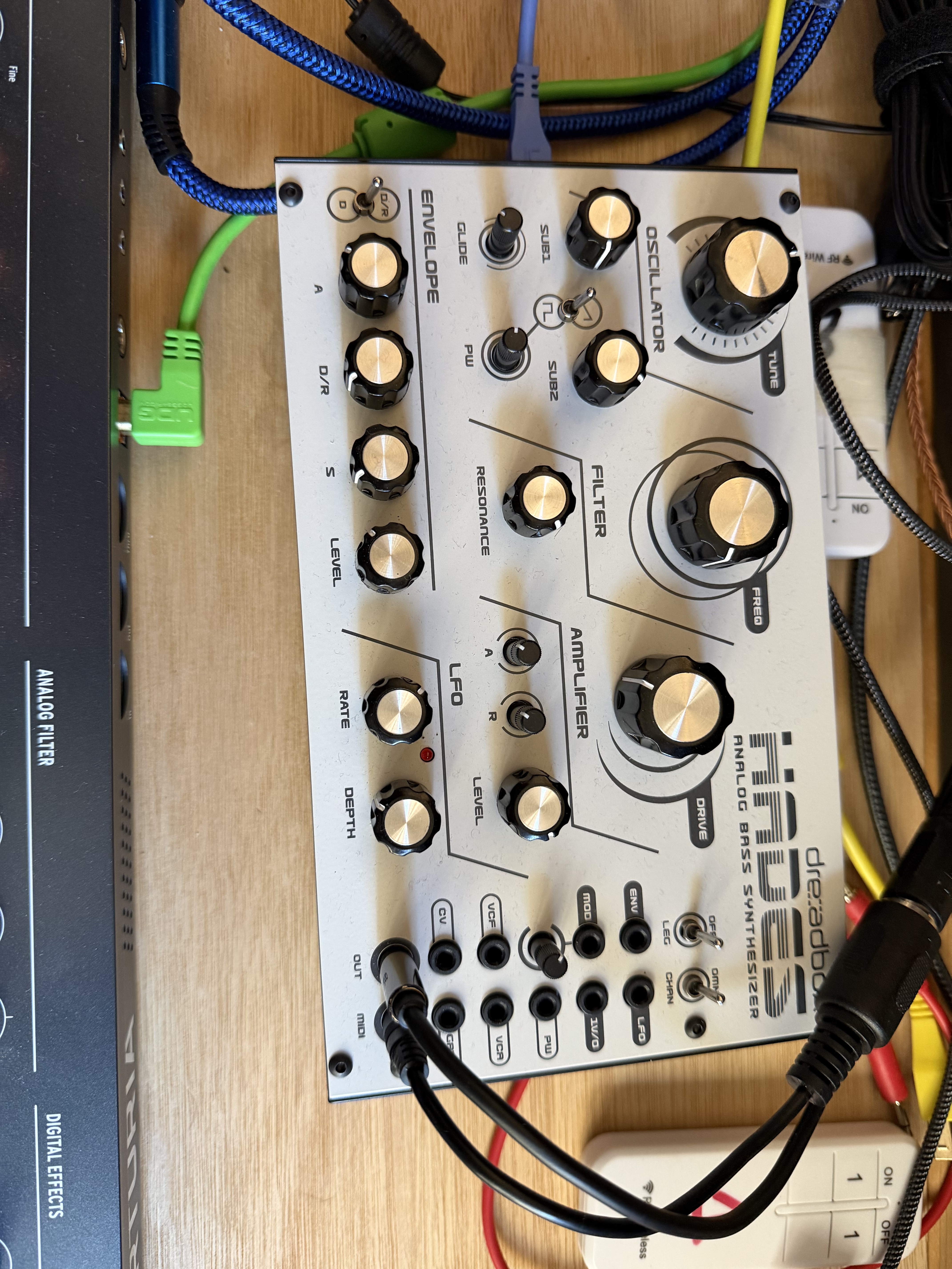 Synthétiseur analogique Monophonique Dreadbox HADES Reissue en très bon état