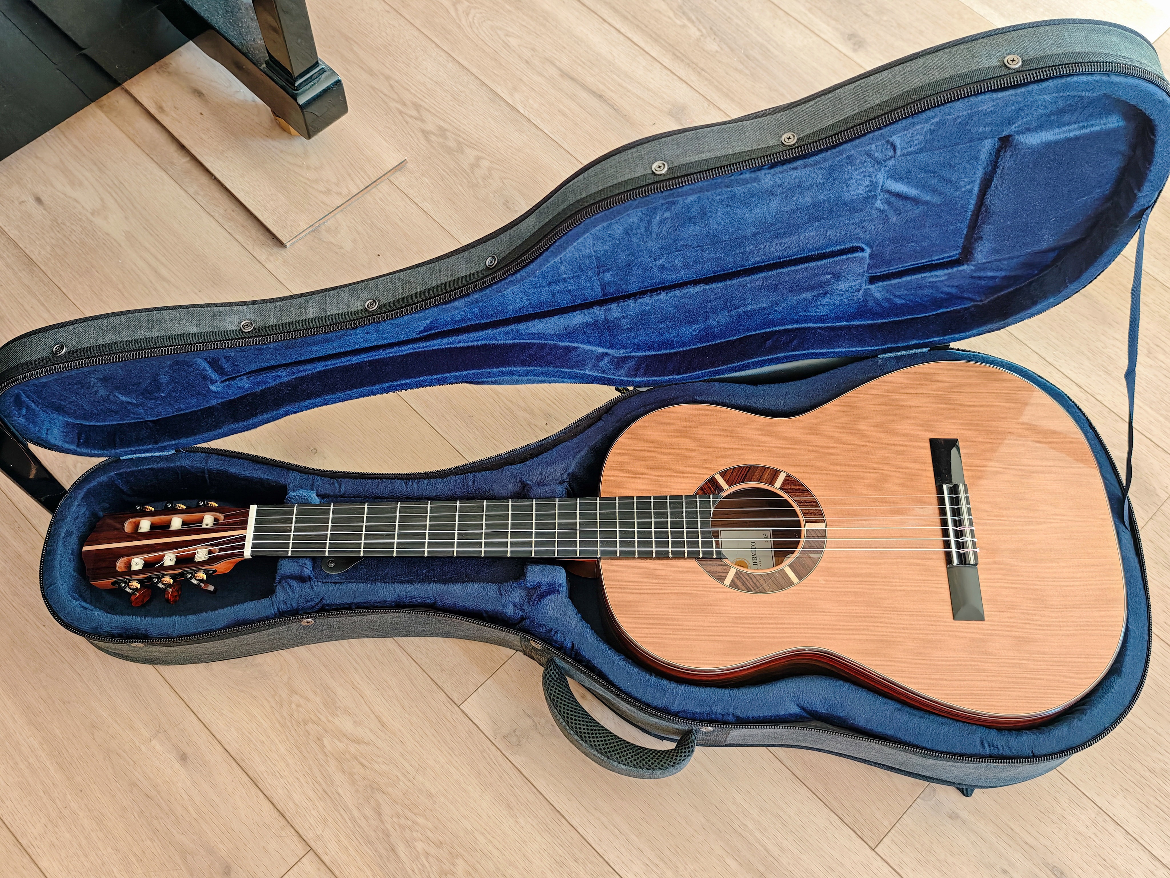 Vends Superbe guitare classique du luthier Parisien Victor Iermito