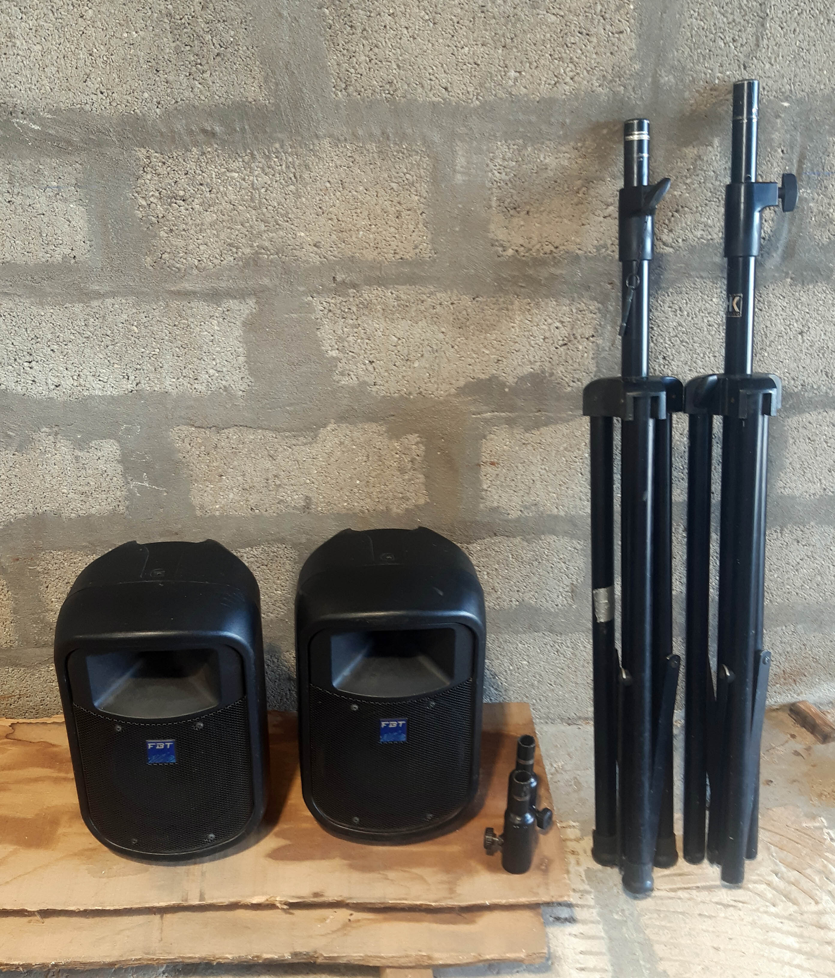 Vends 1 paire d’enceinte active FBT, Jolly 8b a,  avec 2 pieds HK.