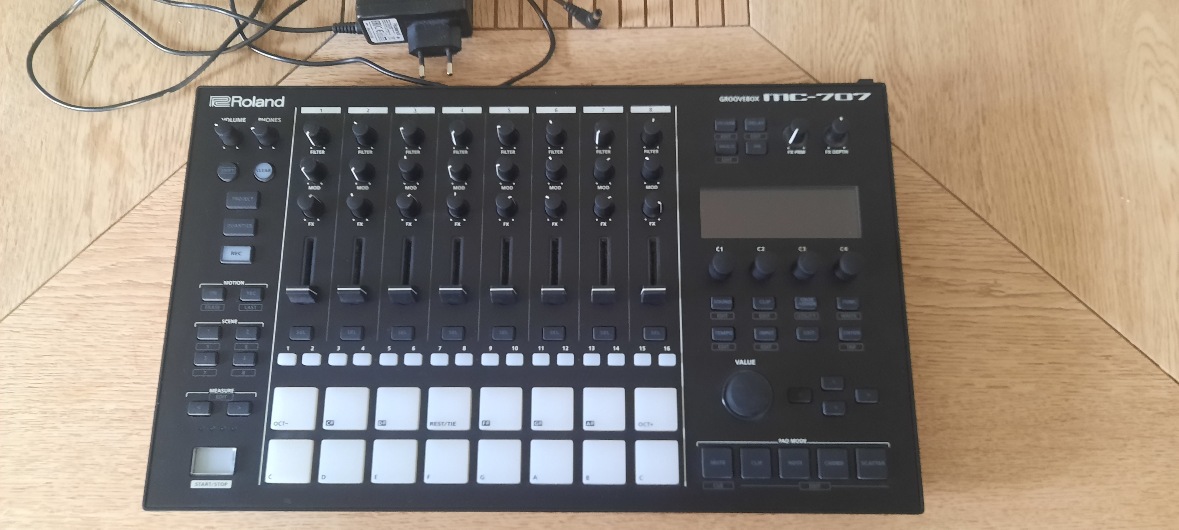 Vends Roland mc 707