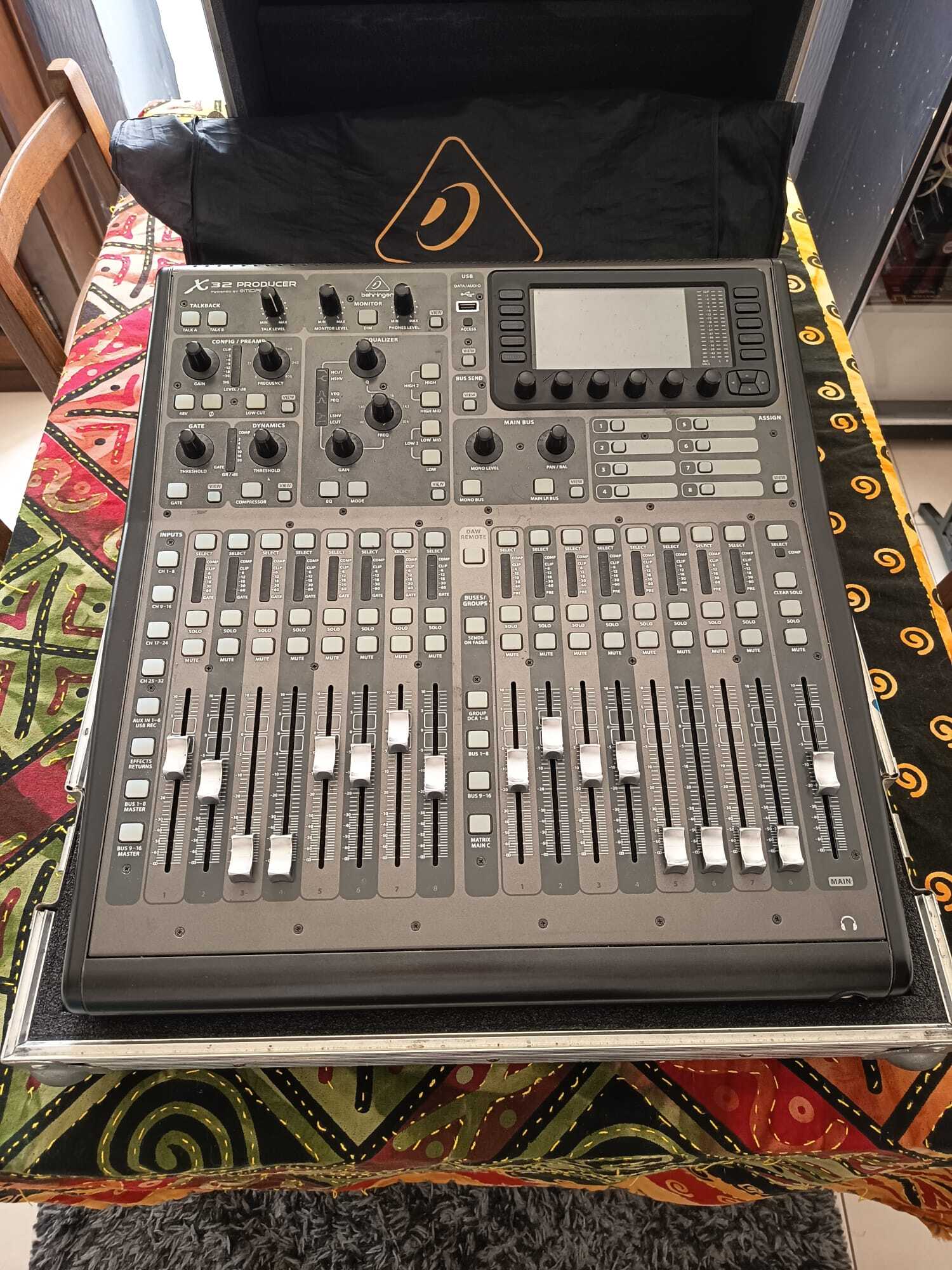 Vends Behringer X32 Producer + Flight Case