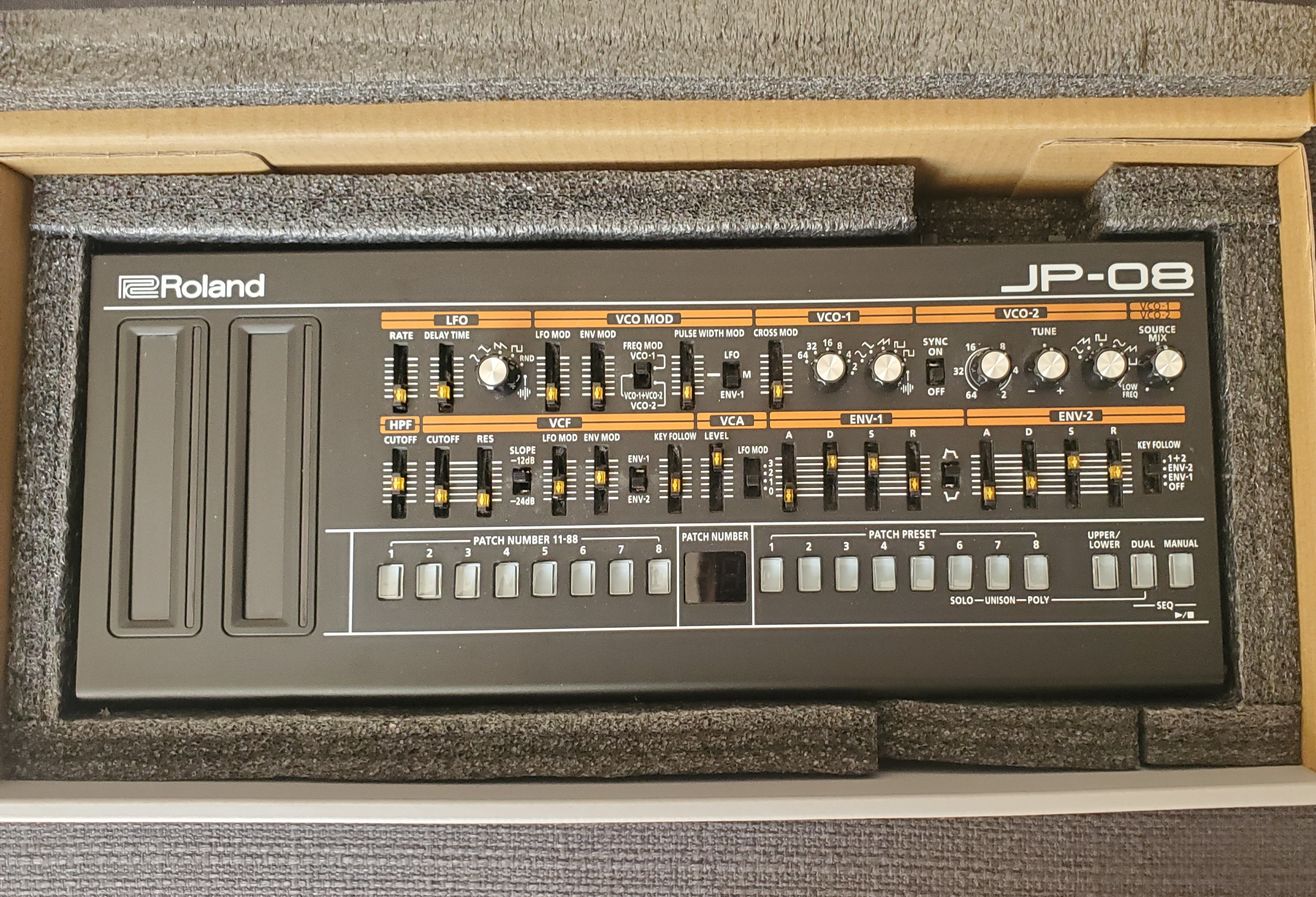 Roland Boutique JP08 excellent état, dans sa boîte d'origine