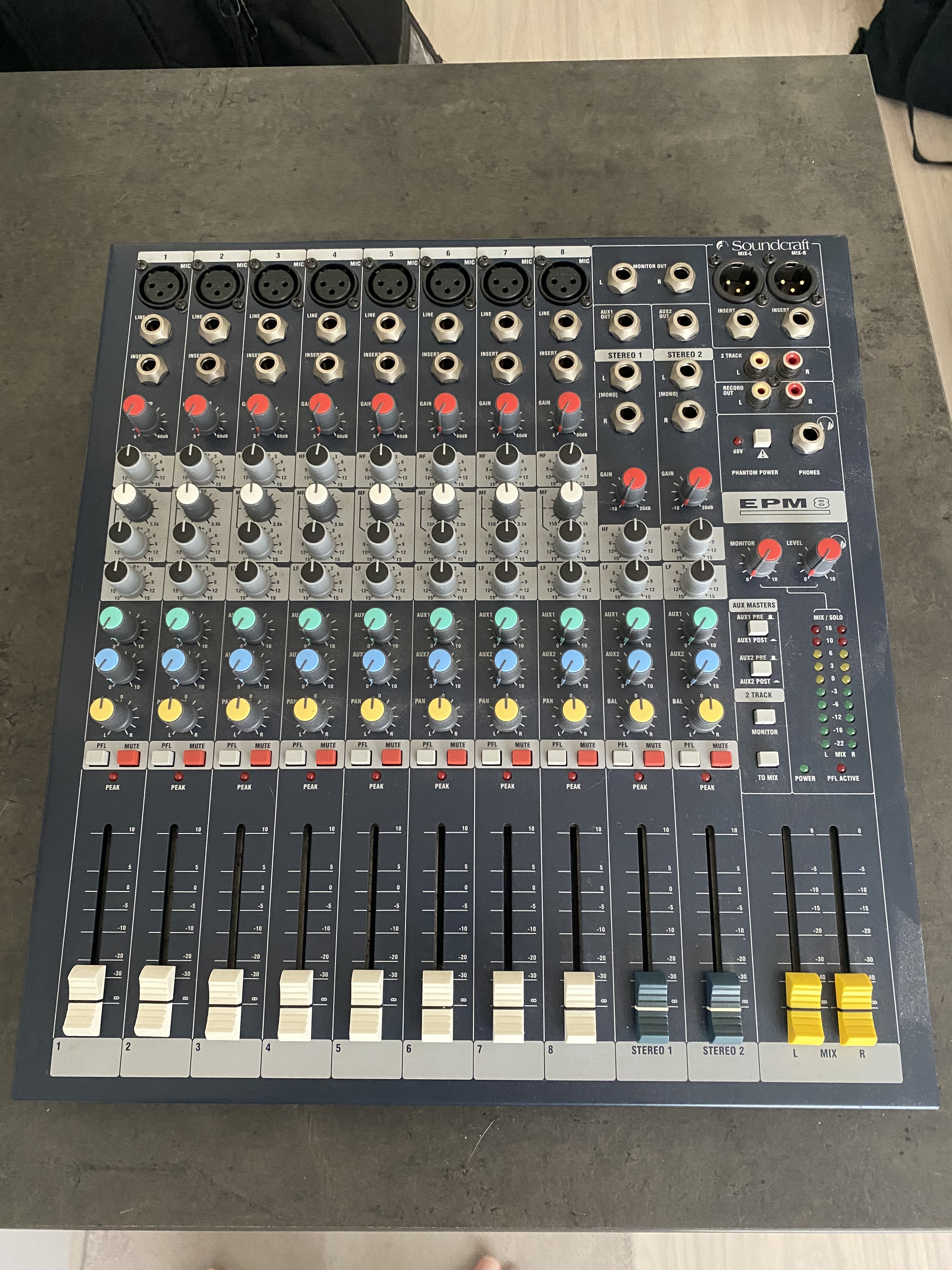 vends table de mixage SOUNDCRAFT EPM8 + flight case Thomann