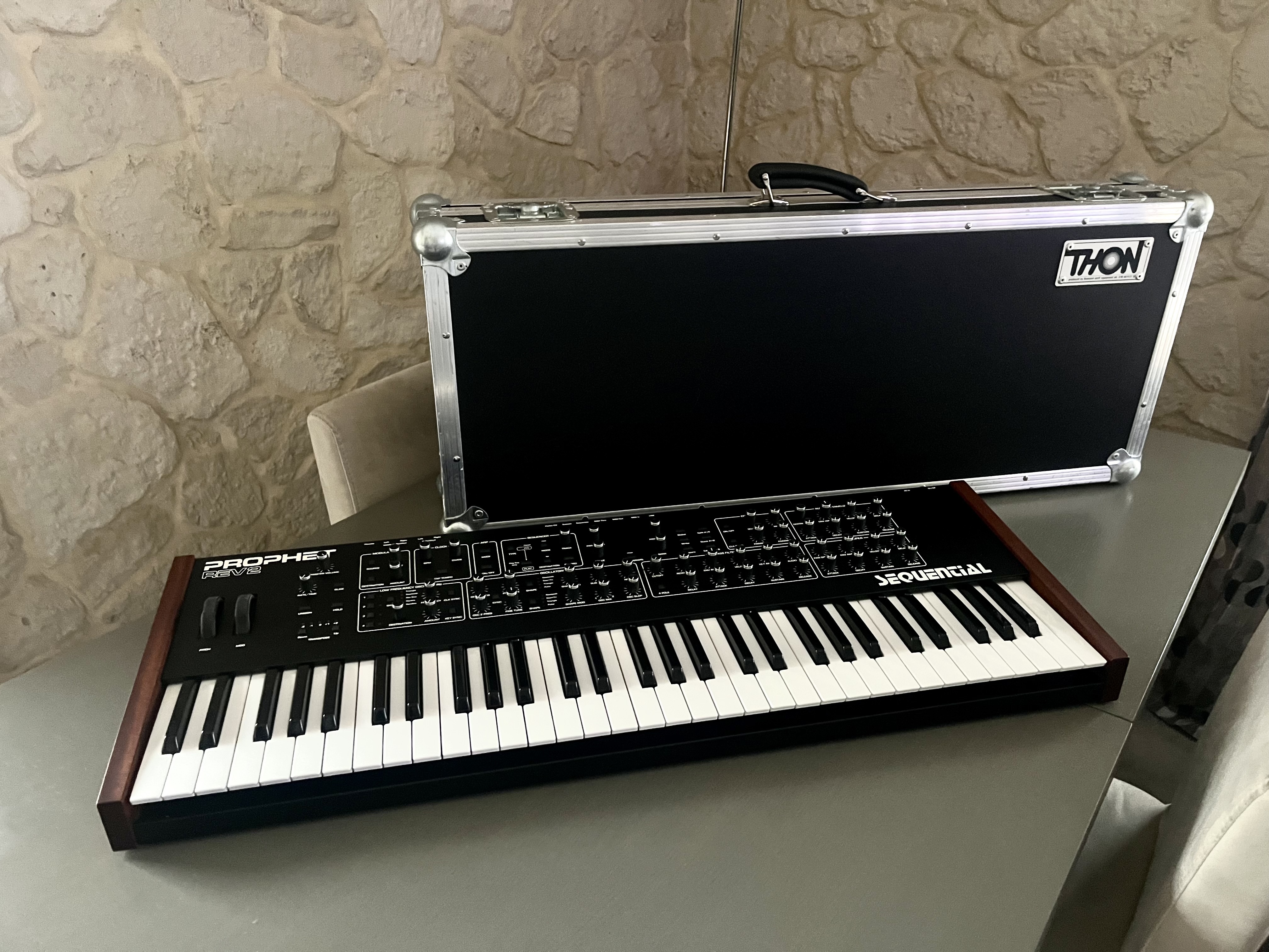 Sequential® Prophet REV2 + flight case 