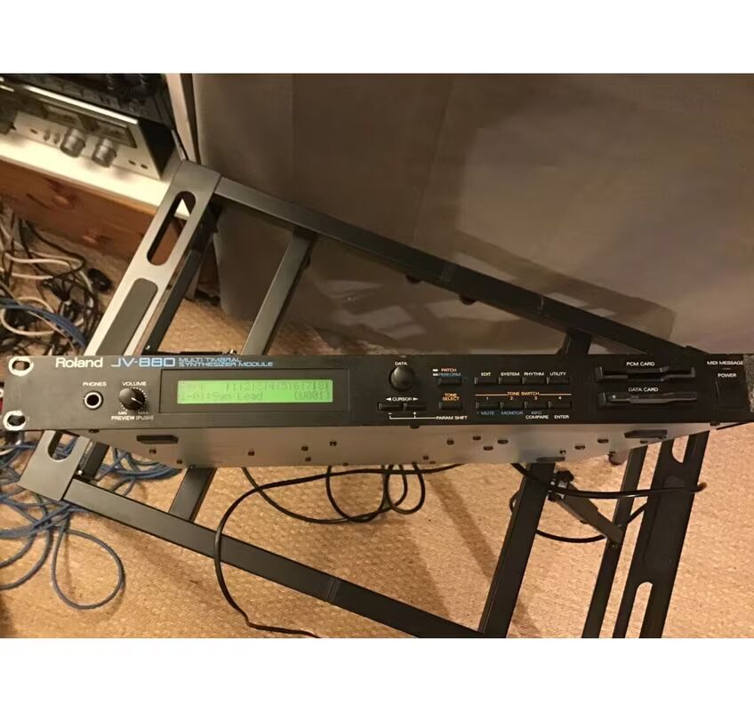 A vendre JV880 Roland tres bon état 