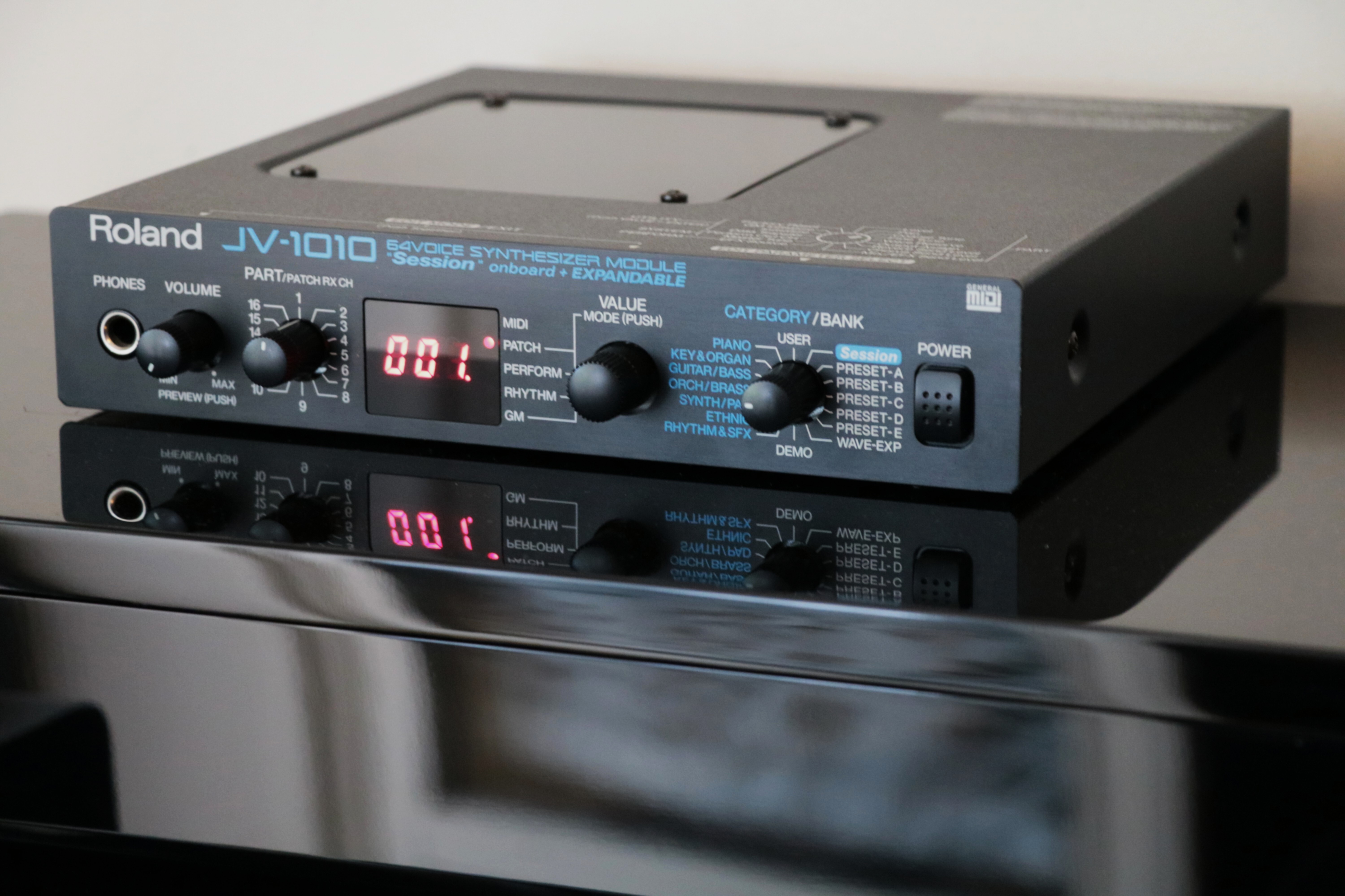 ROLAND JV-1010 avec notice, alimentation et câble MIDI