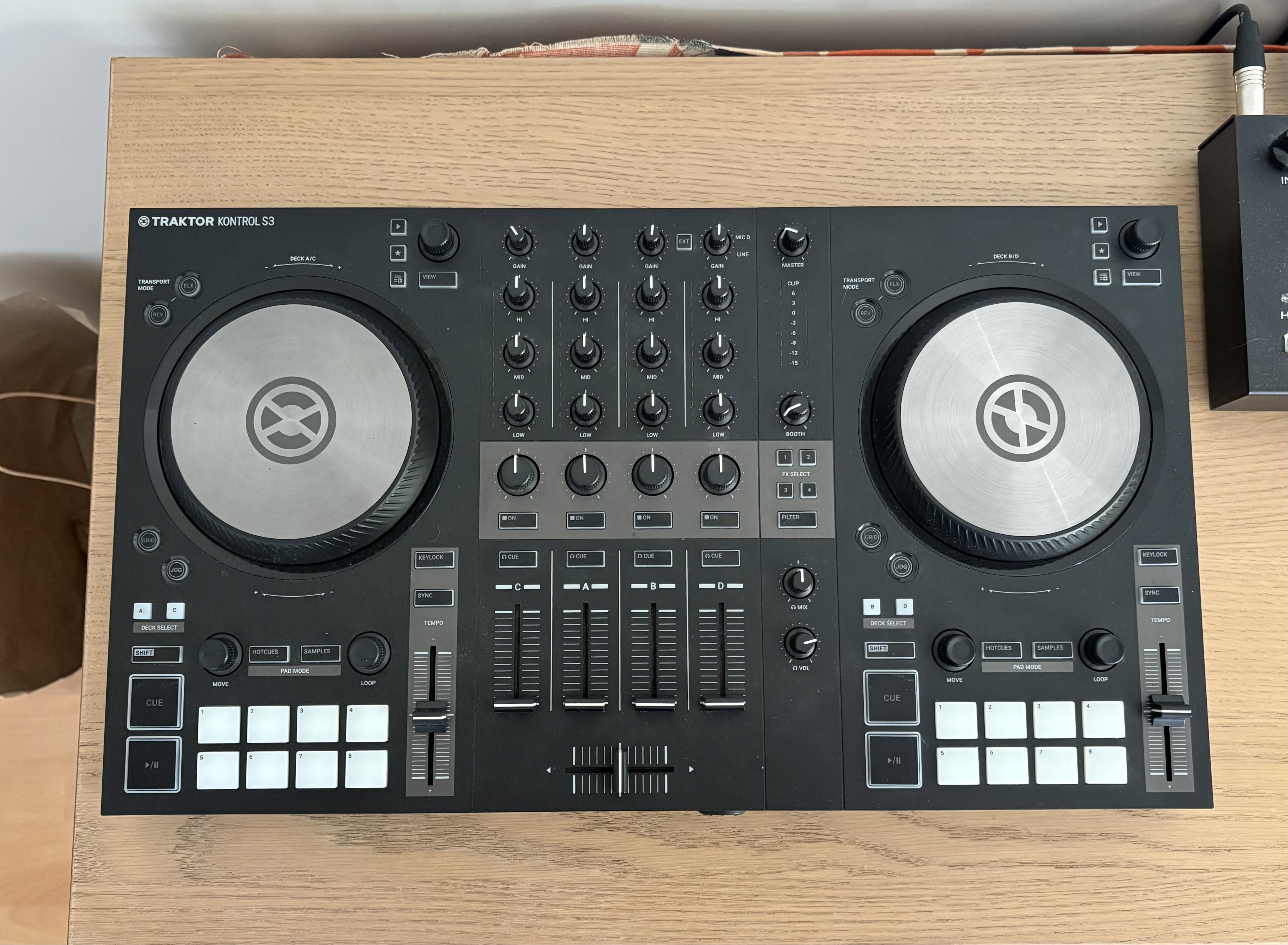 Vends Contrôleur DJ Traktor Kontrol S3 (license incluse)