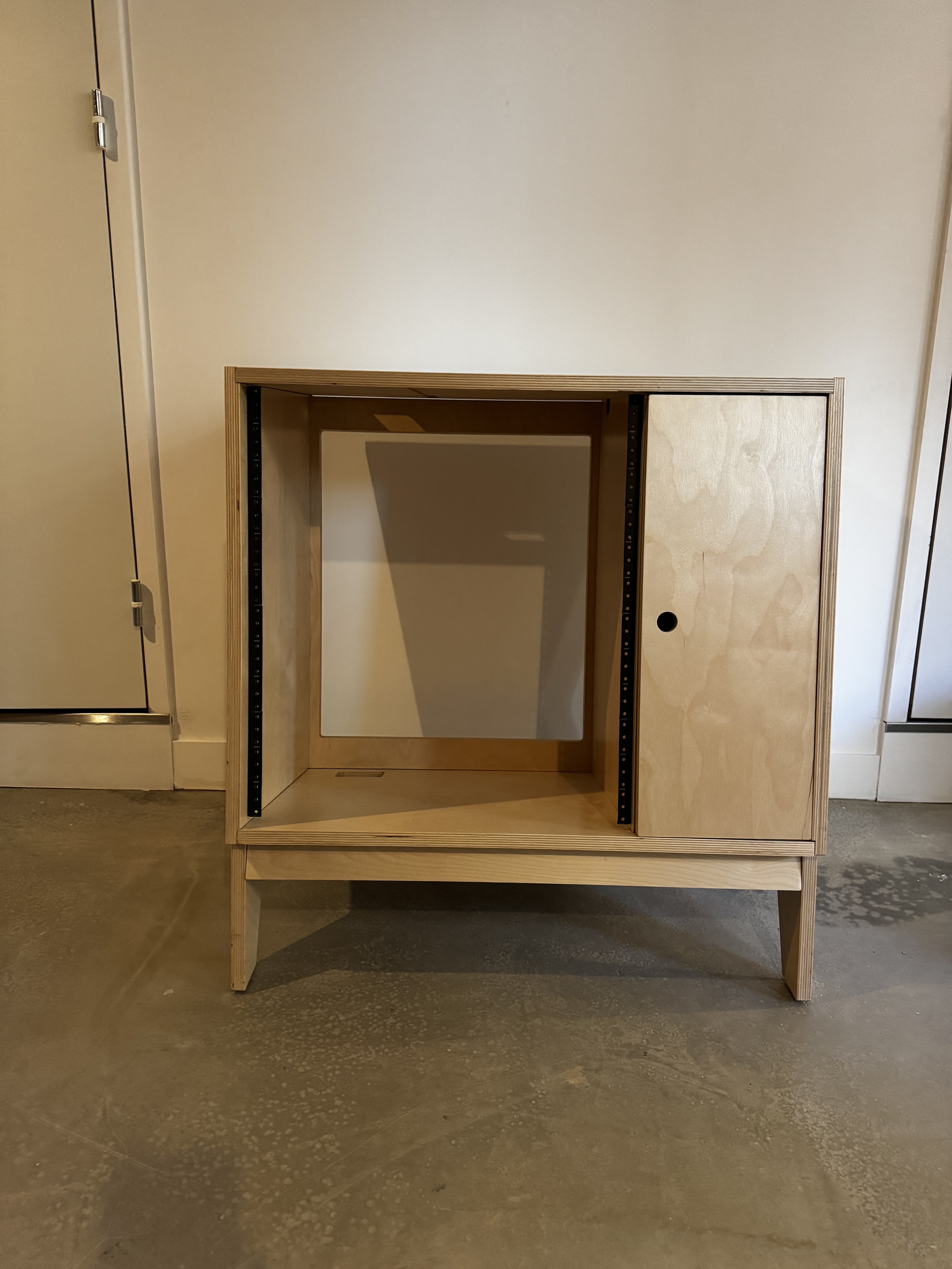 Output Hardware meuble studio Sidecar