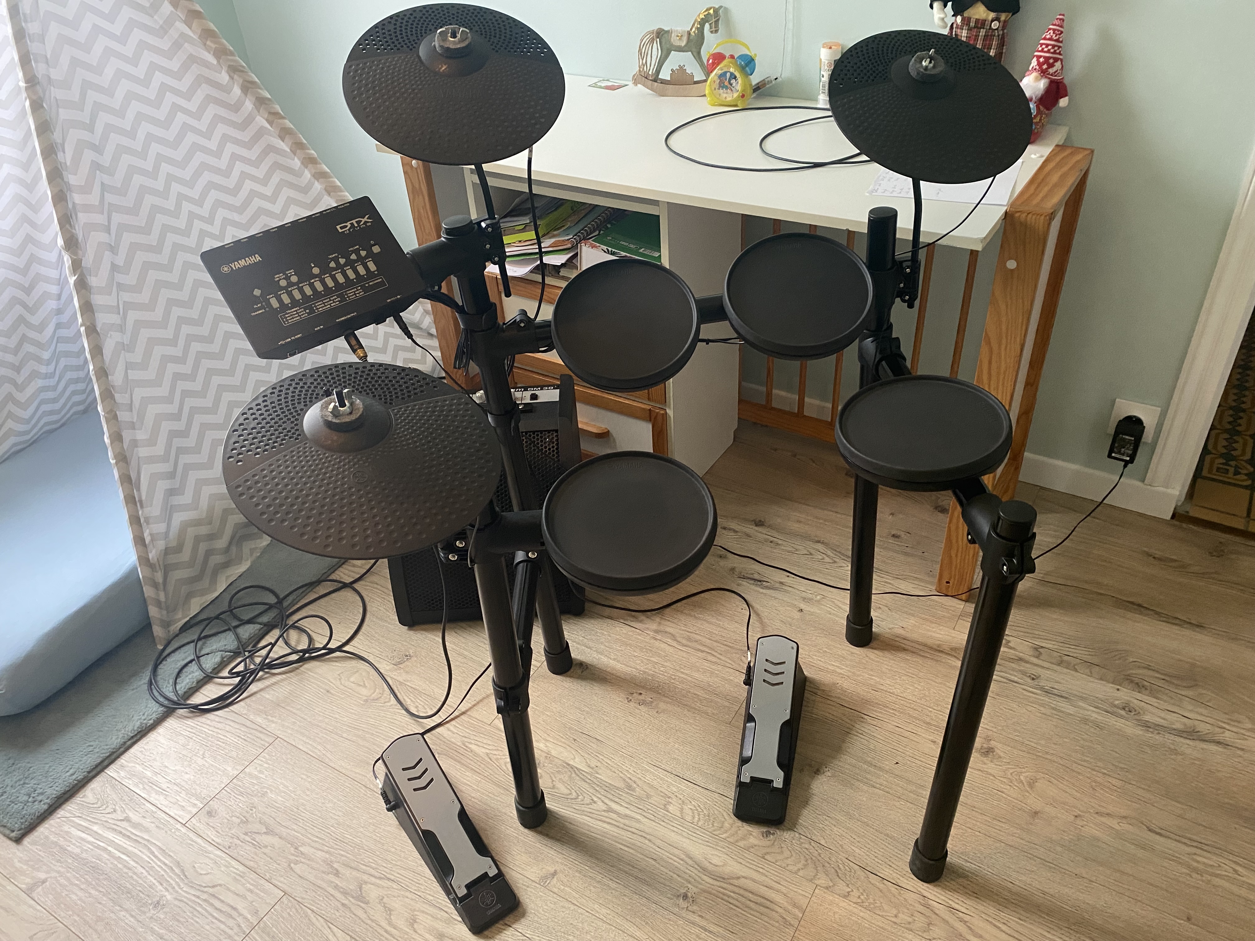 Batterie Yamaha DTX 402 K + ampli et accessoires