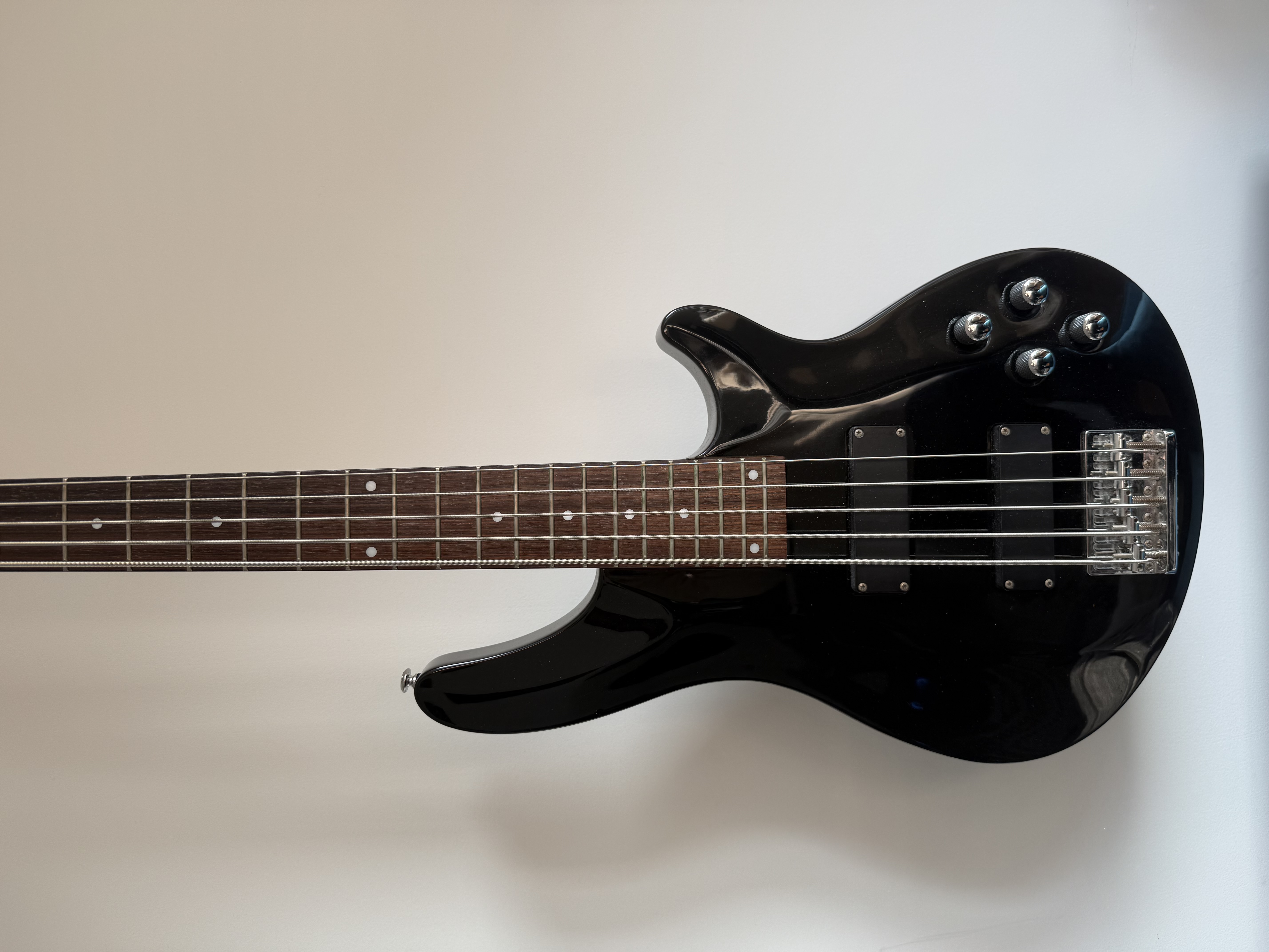 Basse Schecter Omen-5 5 cordes 