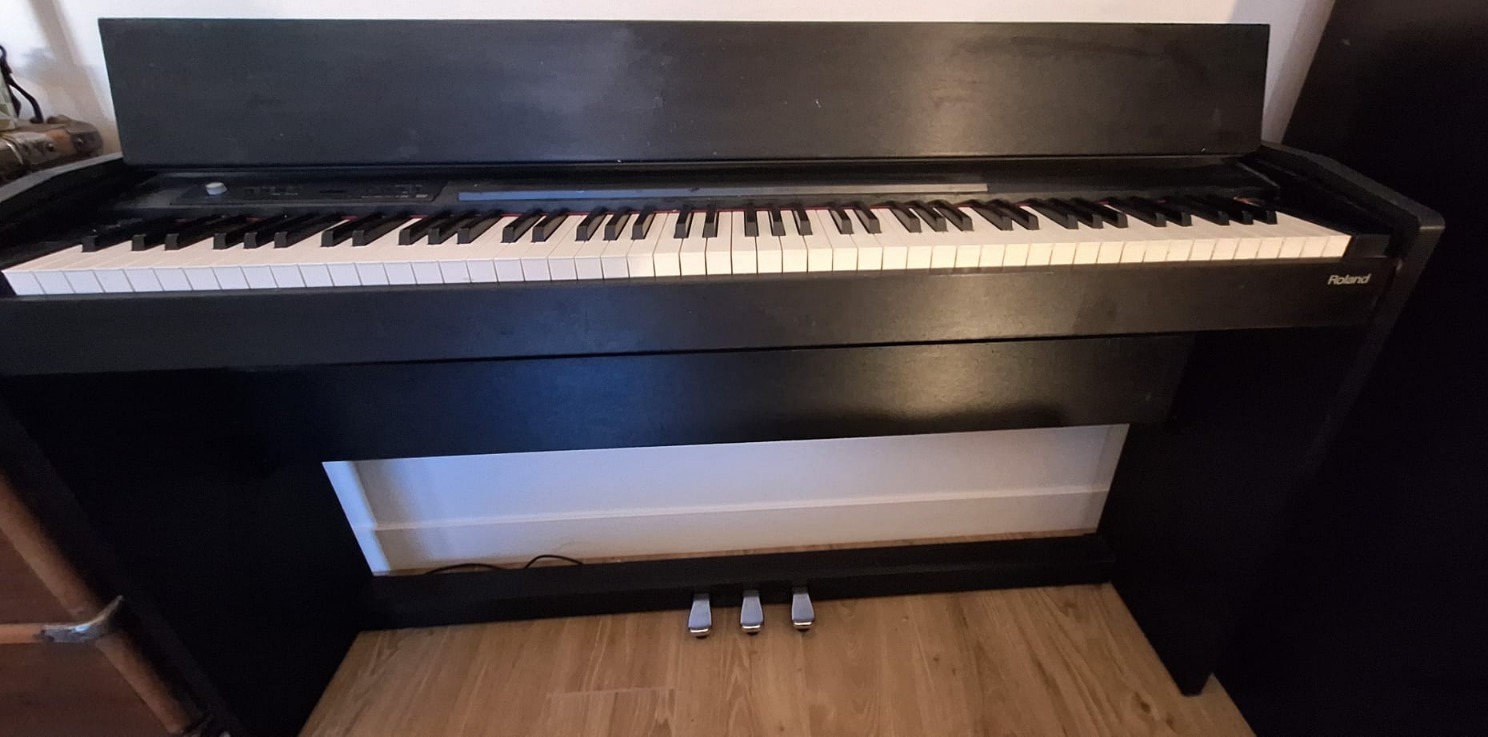 Vends piano électrique Roland F120 noir