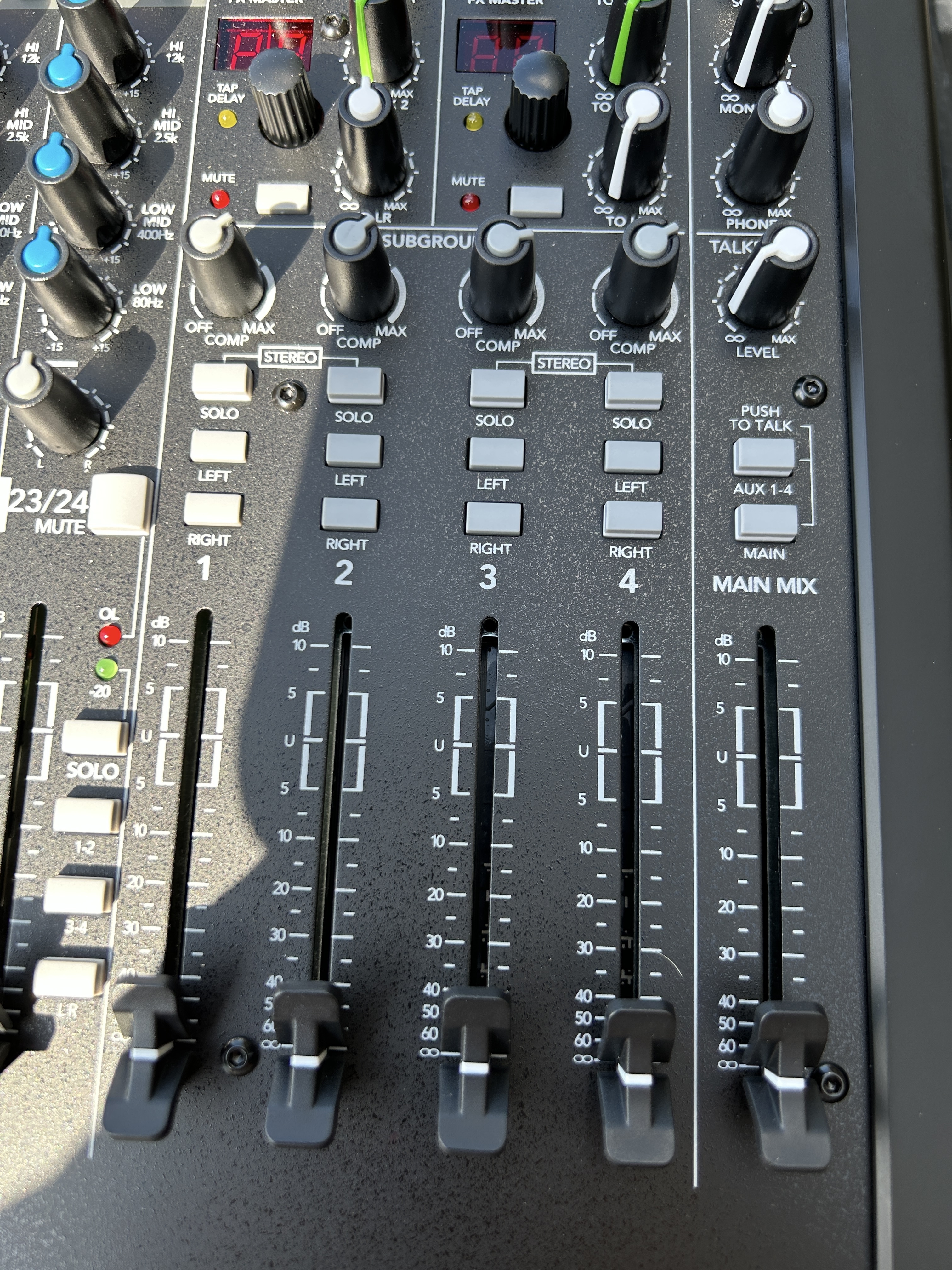 TABLE DE MIXAGE ANALOGIQUE MACKIE COMME NEUVE AVEC FLYCASE ET HOUSSE DE PROTECTION