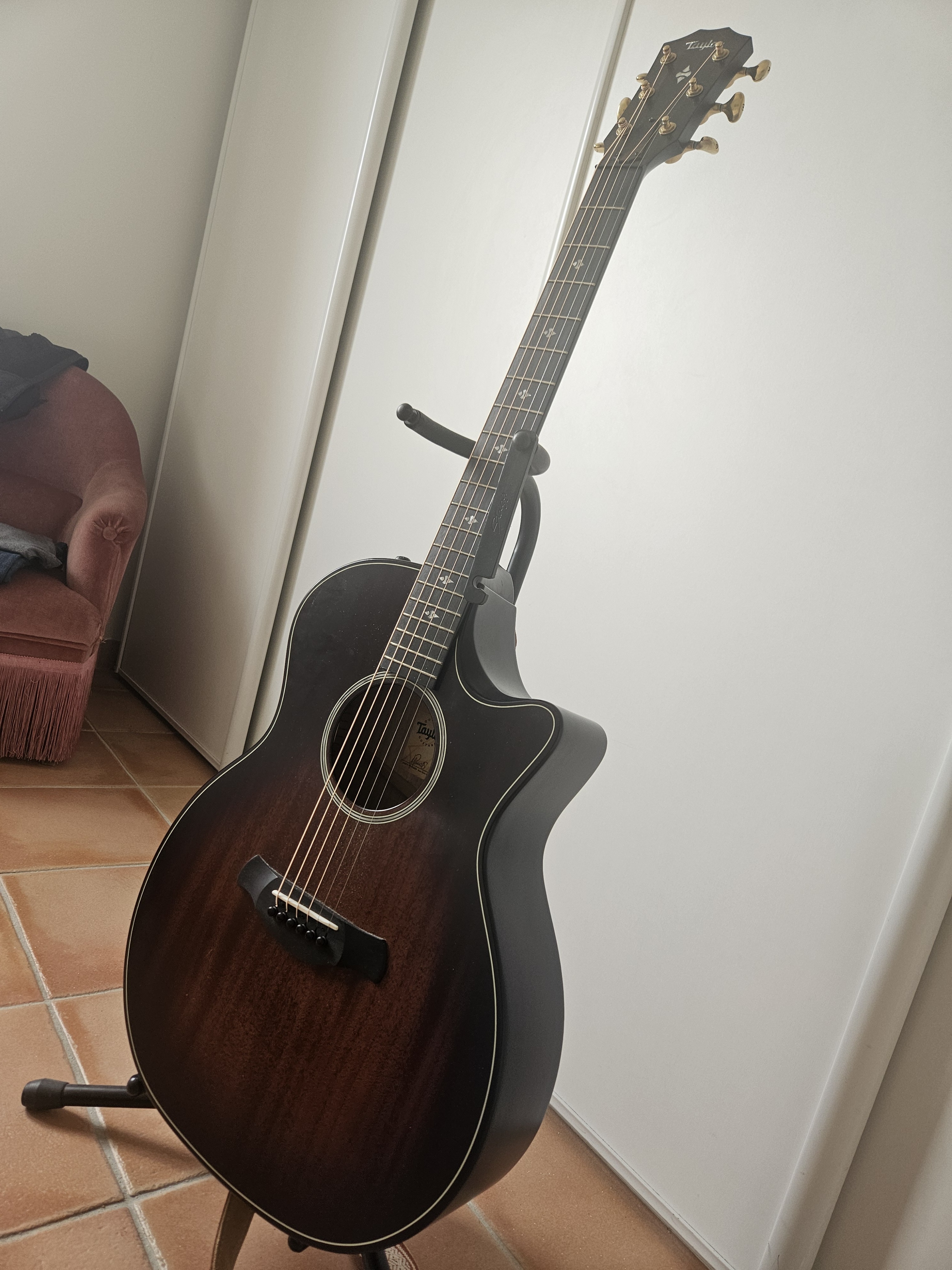 Je vends Ma guitare élèctro-acoustique Taylor Builder's edition 324 ce
