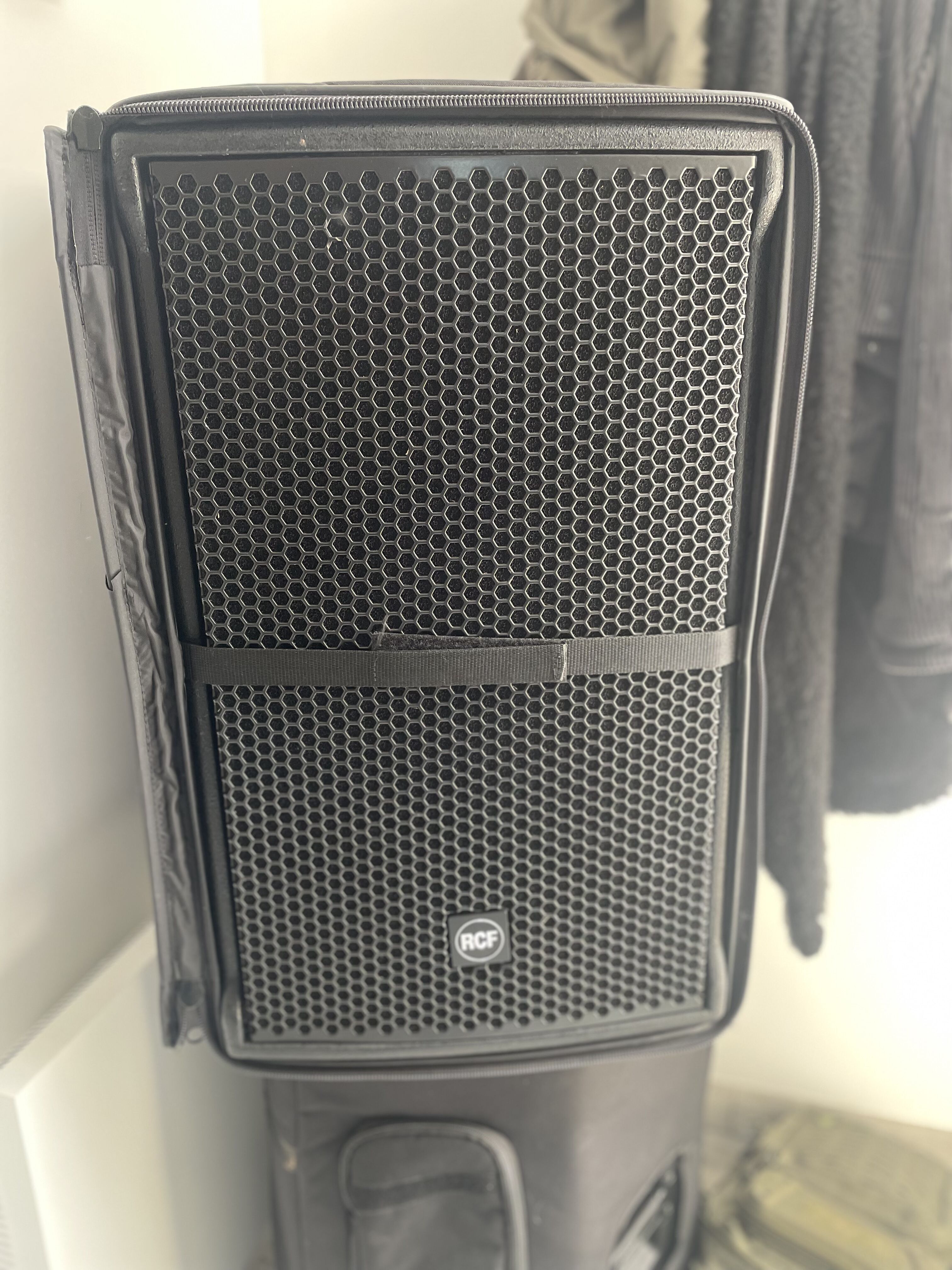 Enceinte RCF NX32A avec Housse RCF anti pluie