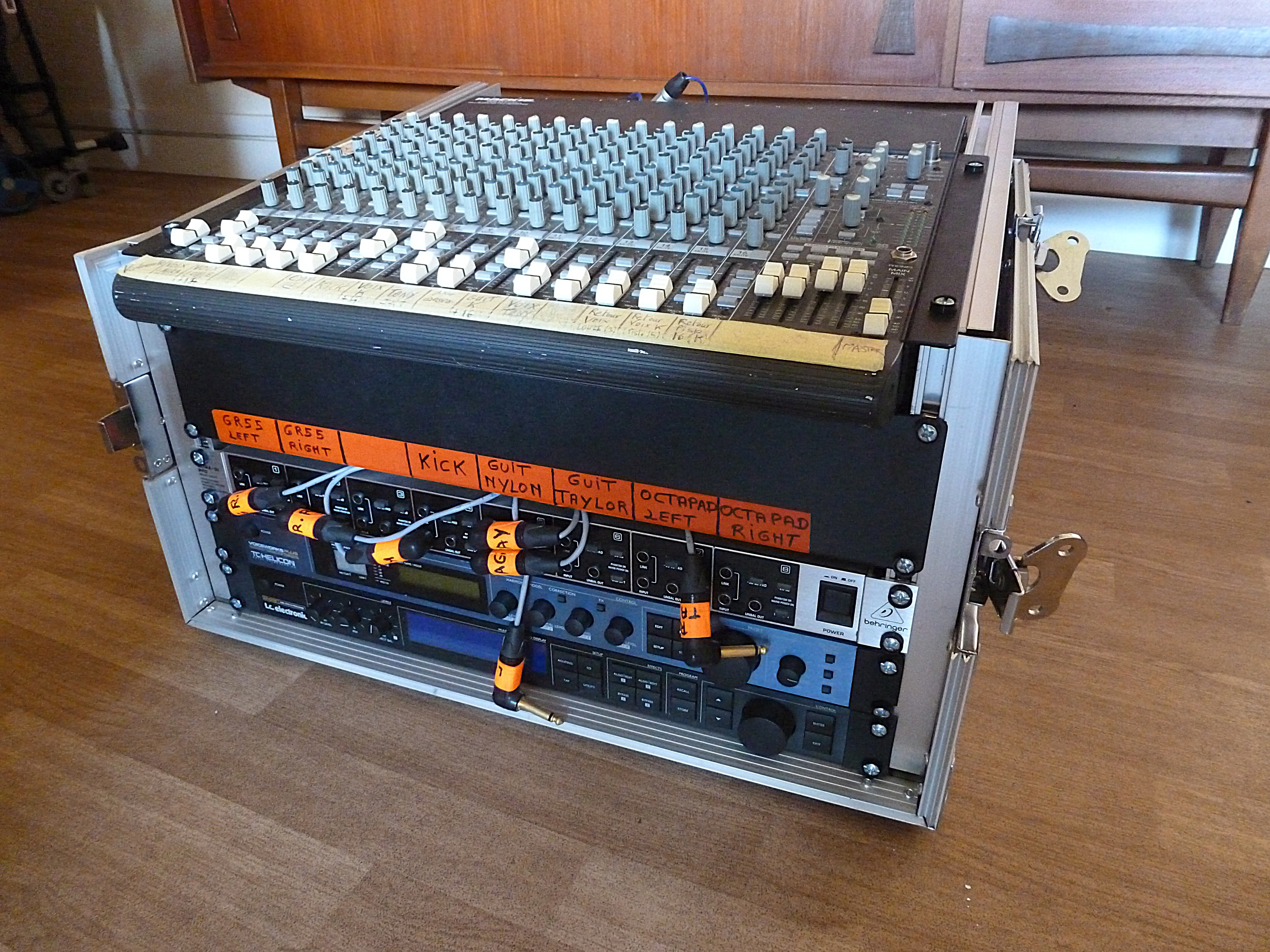 Table de mixage 16 pistes MACKIE 1604-VLZPRO + Flight case + 8 DI + 2 effets externes + 2 multipaires + multiprise