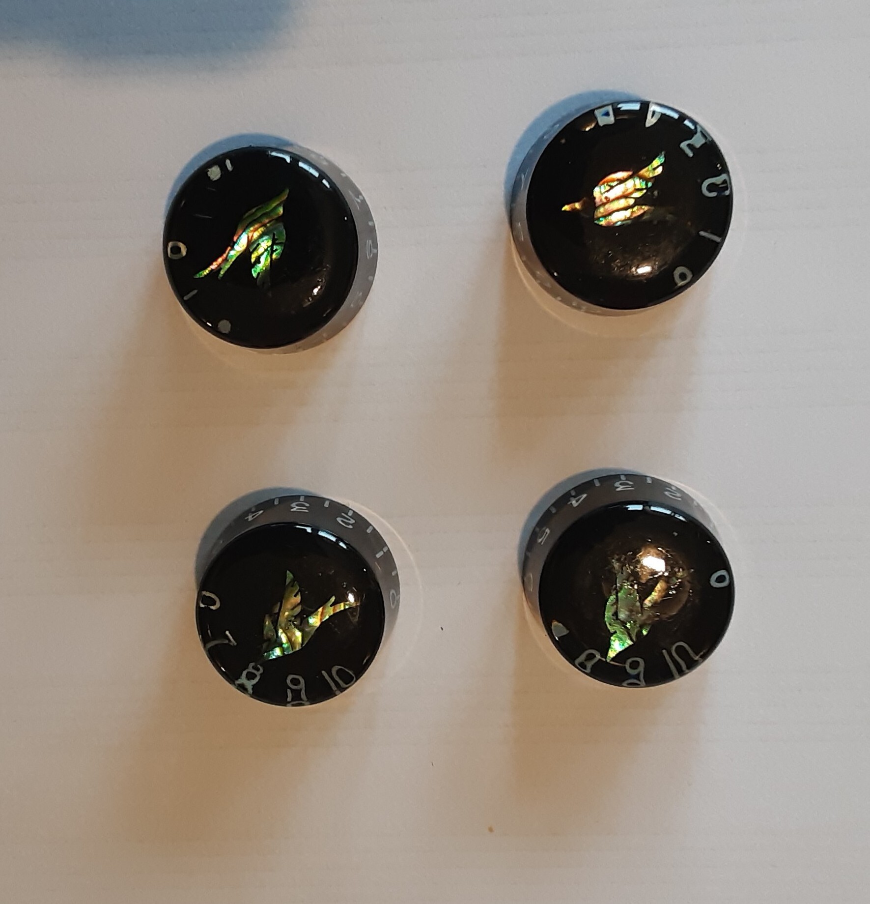 4 BOUTONS LOUPE METRIQUE NOIR AVEC MOTIF OISEAU ABALONE