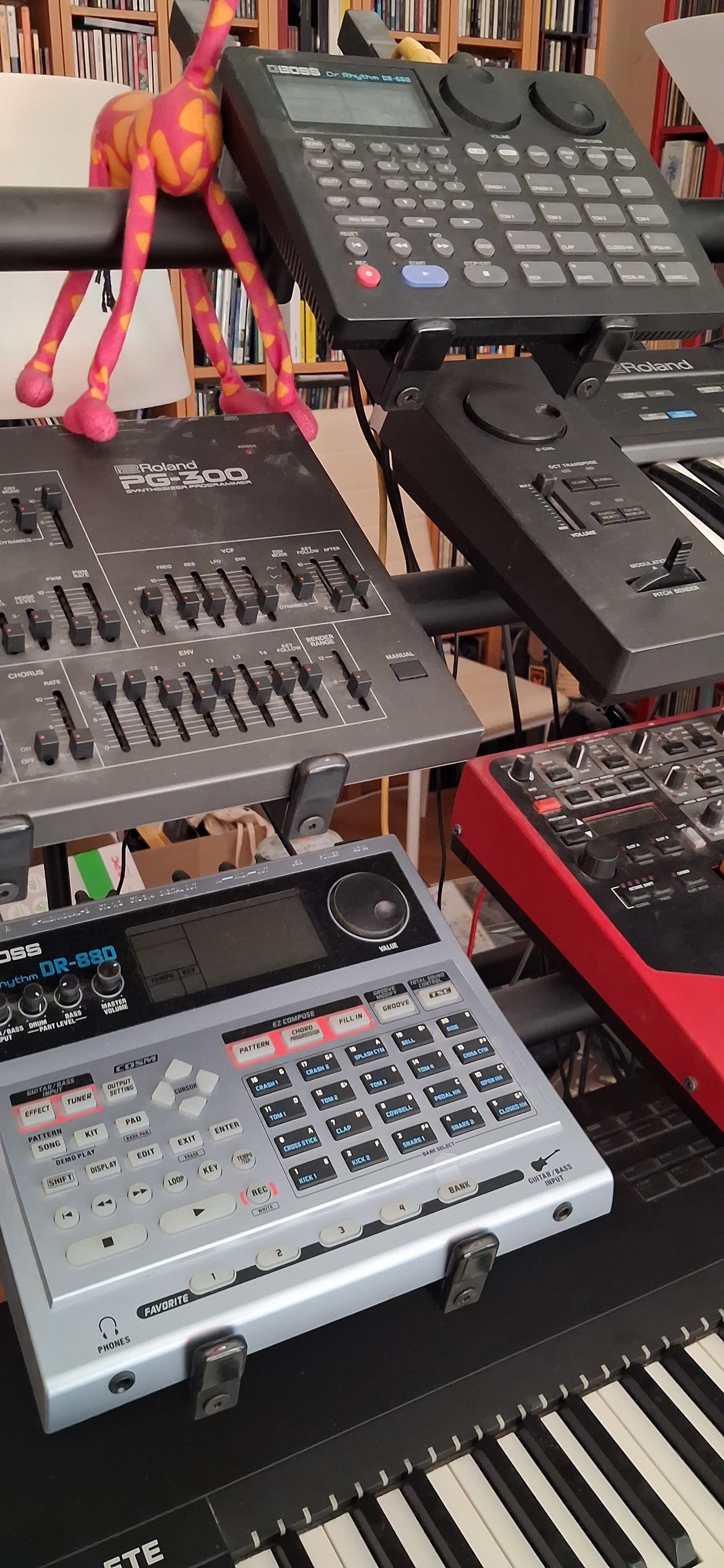 Studio avec 3 synthétiseurs dont un analogique et un numérique/synthèse analogique et 1 boîte à rythme et un support