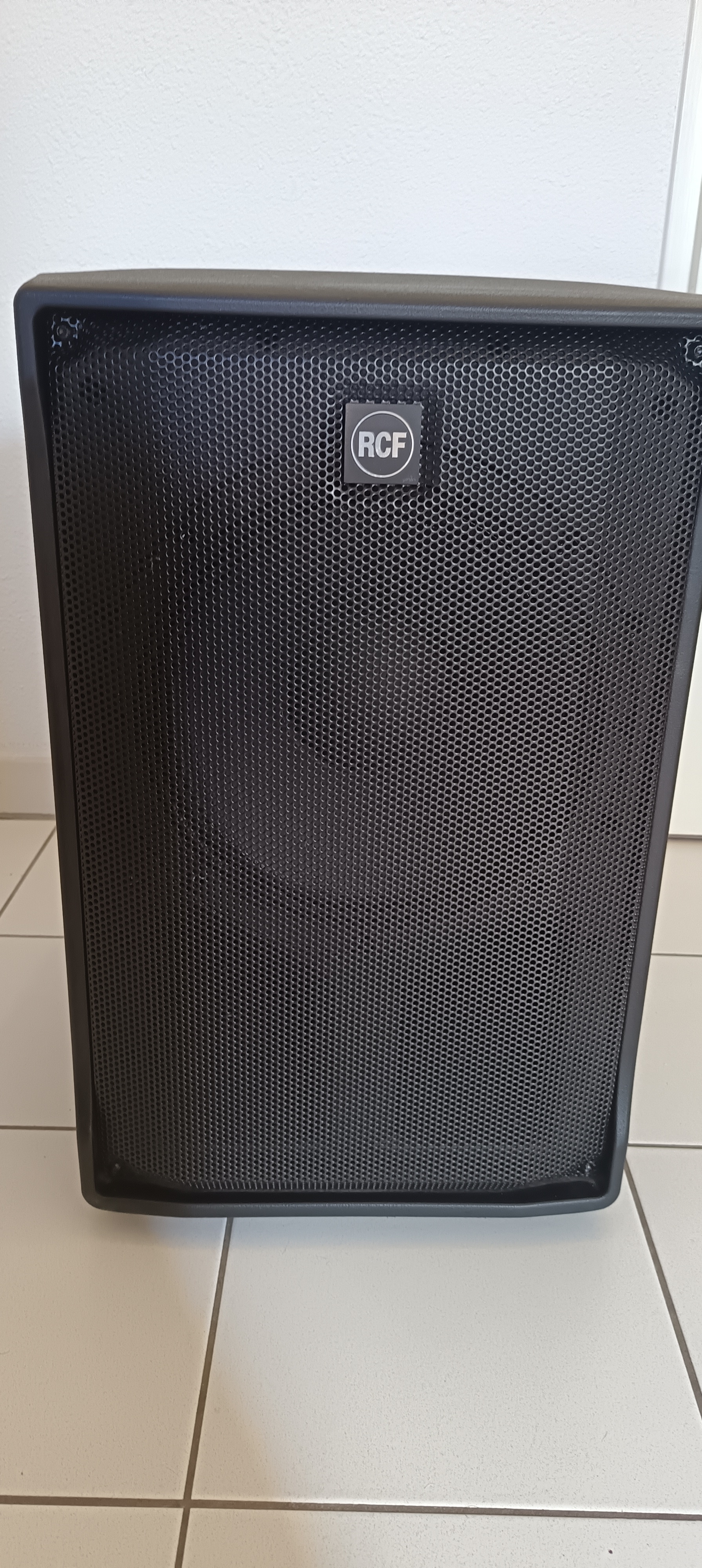 RCF EVOX J8 