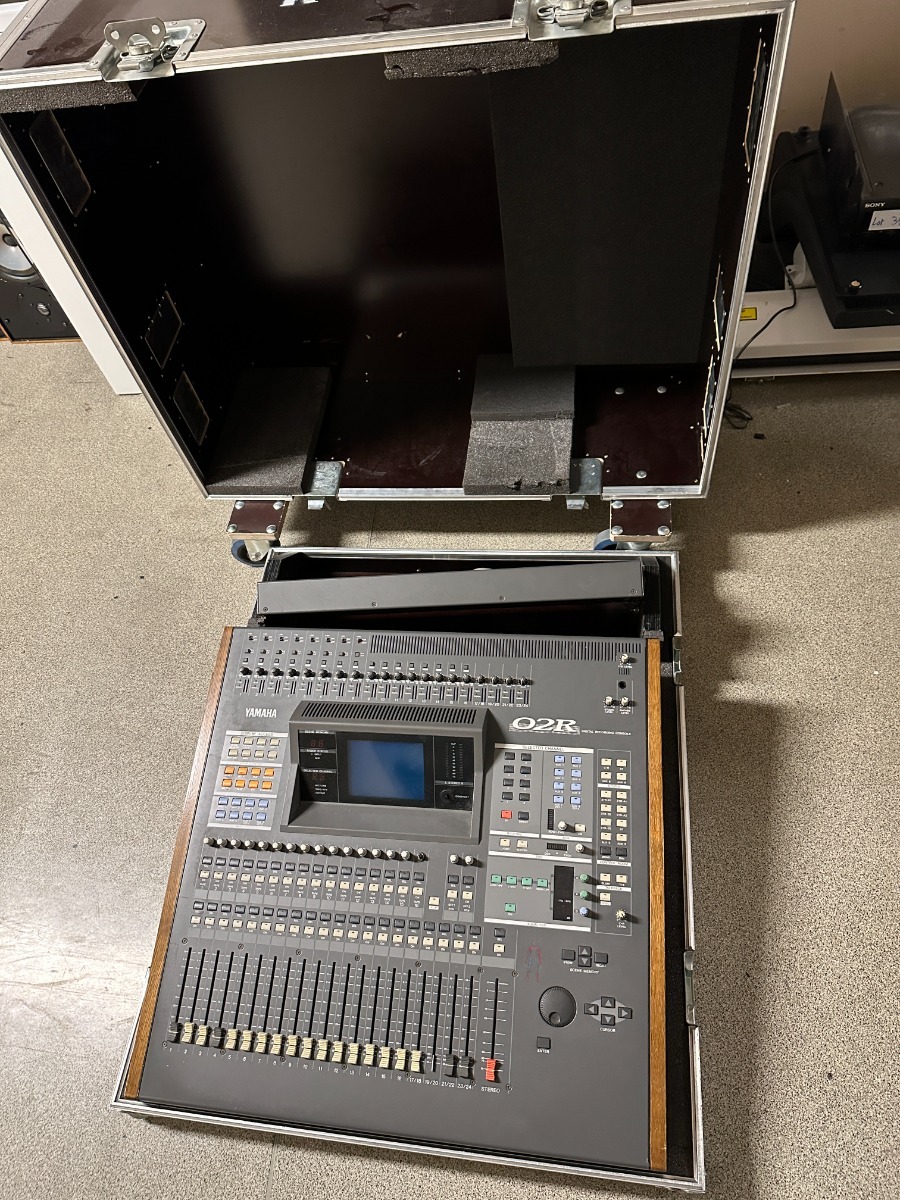 Yamaha 02R V2 avec Fly + Meter Bridge MB02 + 2 cartes AP8DA & AP8AD 