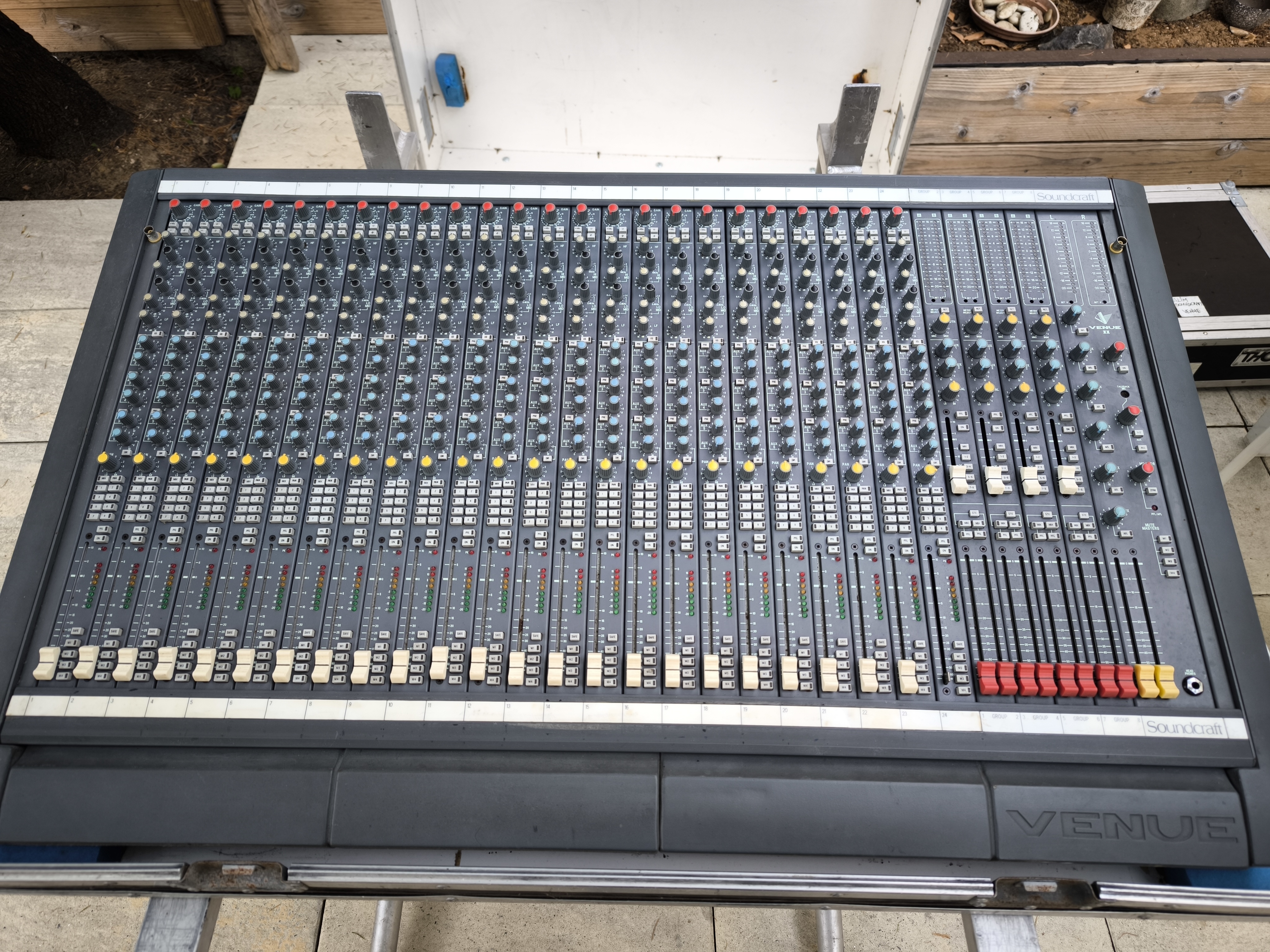Vends table de mixage Soundraft Venue II 24-8-2