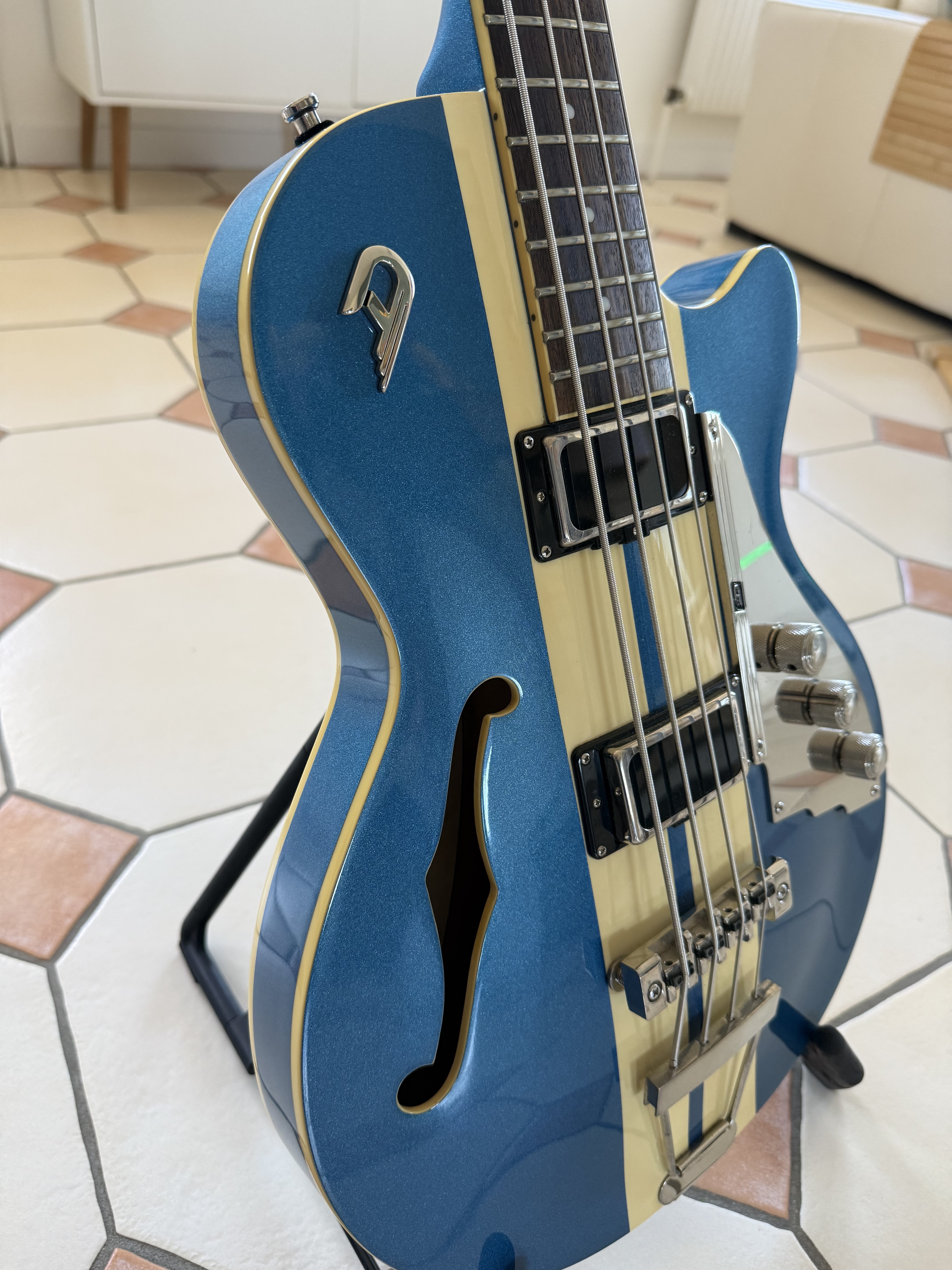 Duesenberg Starplayer Bass Mike Campbell + étui rigide d’origine + jeu de cordes