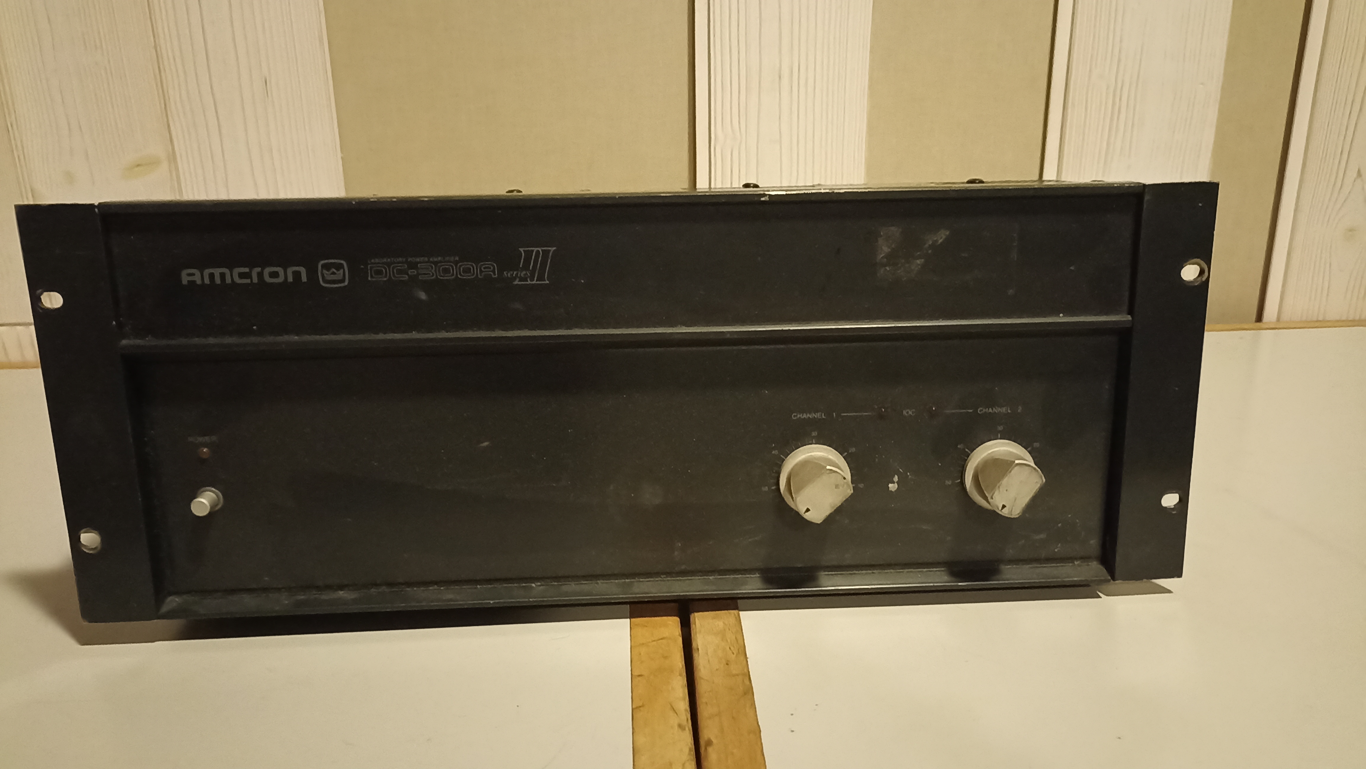 Ampli Amcron DC300a II