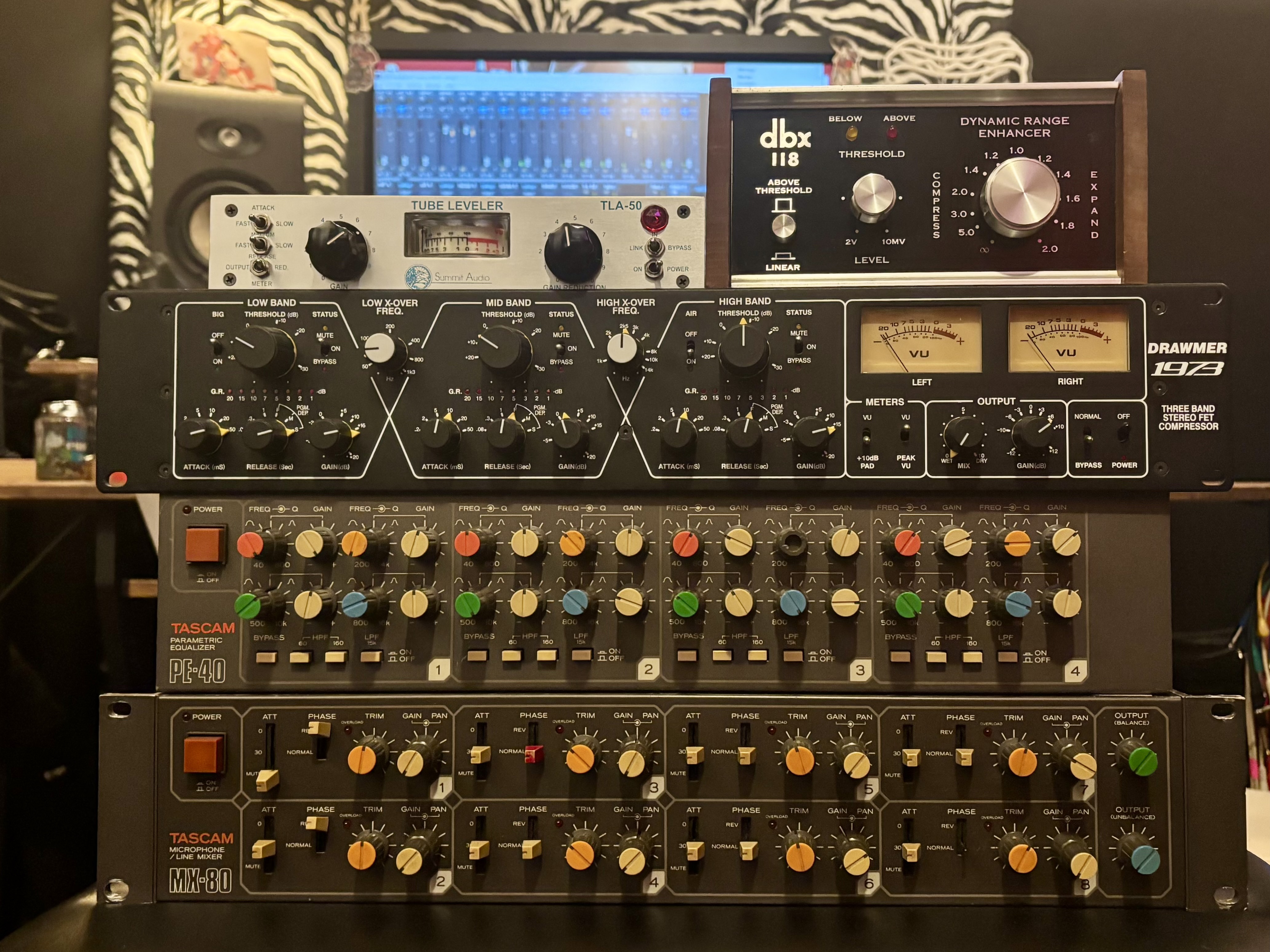 4 equalisations 4 bandes entierement parametriques TASCAM vintage