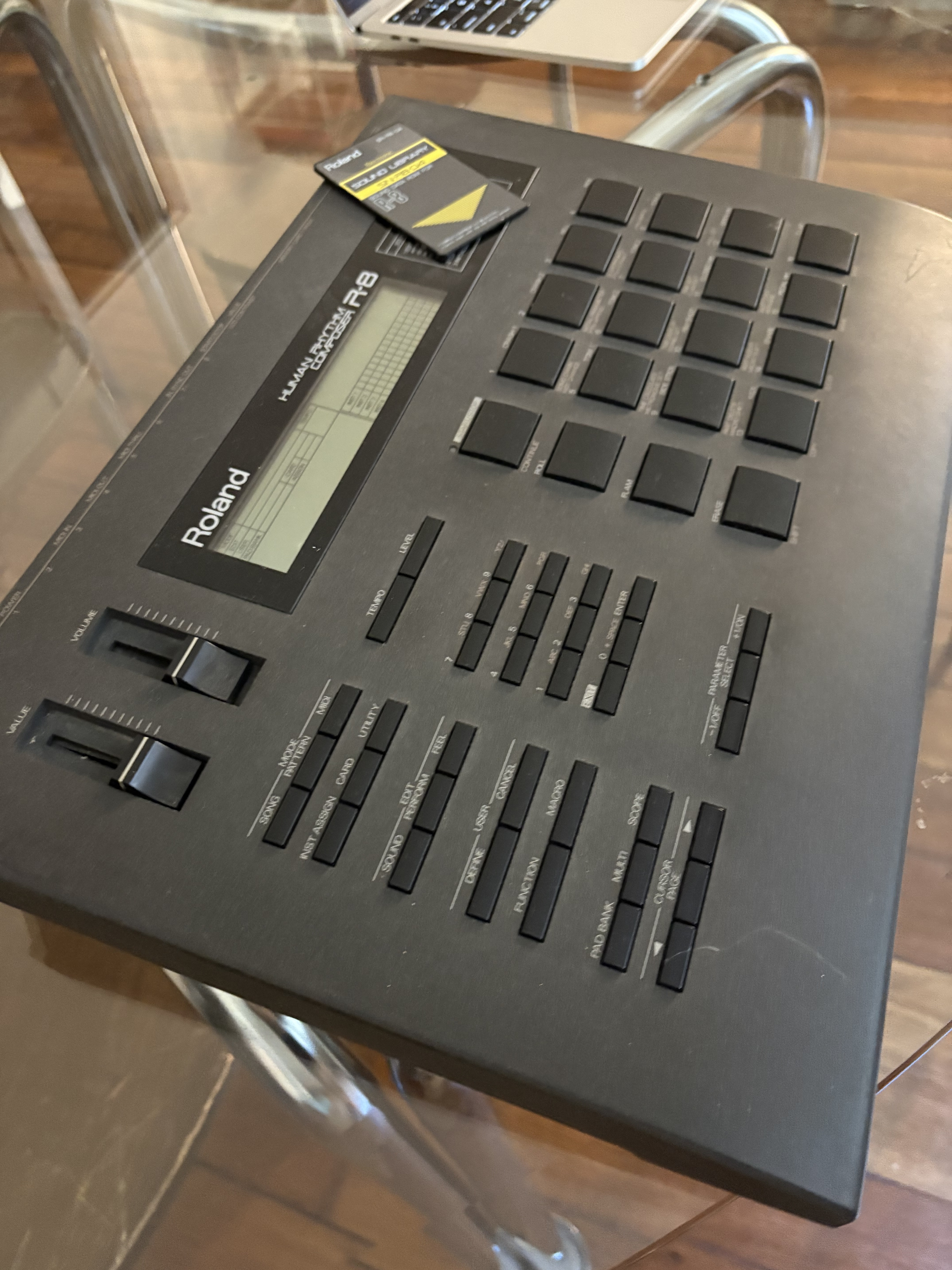 Roland R-8 (25457)