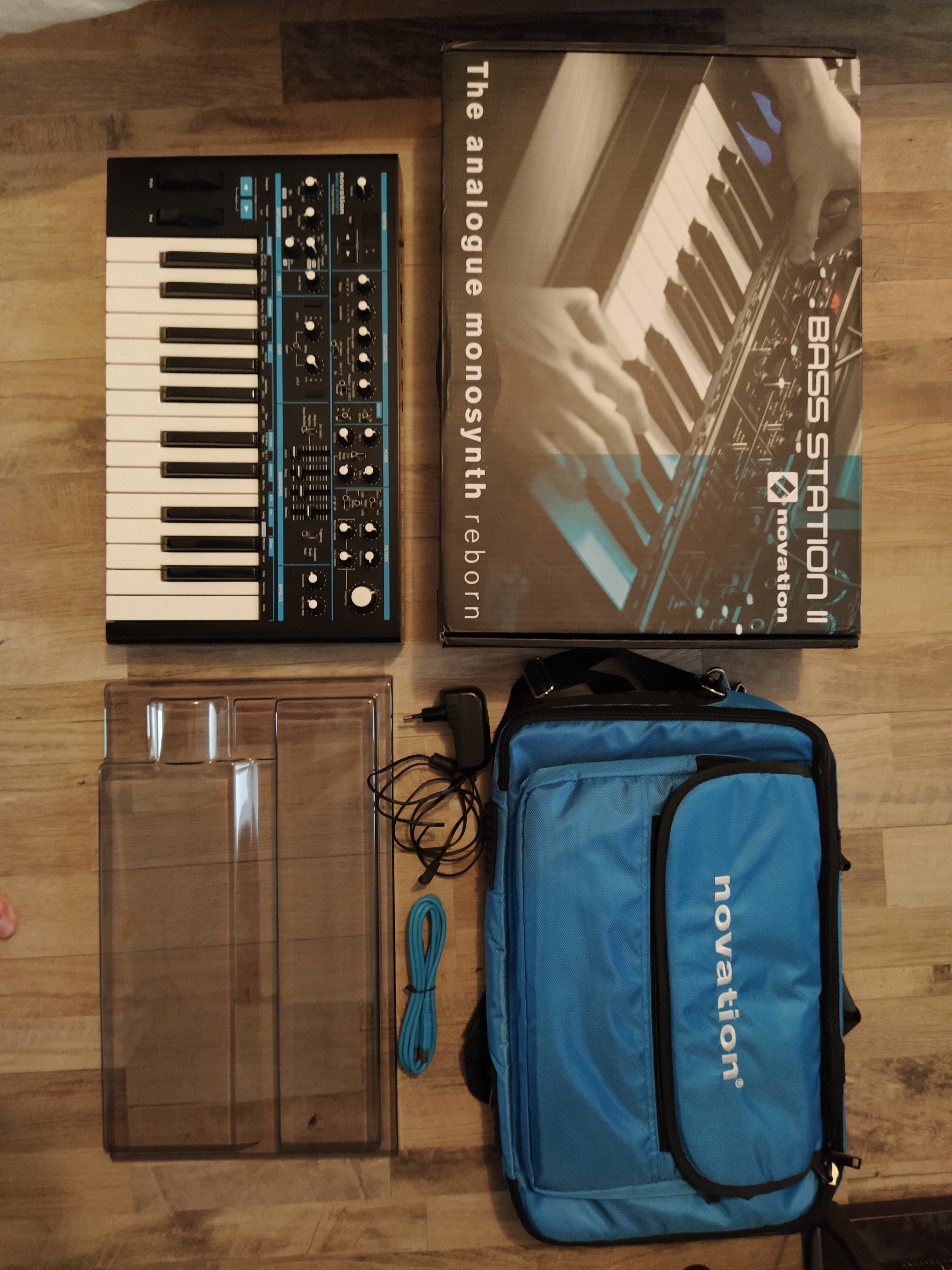 Vends Bass Station II avec Decksaver et Sacoche Novation