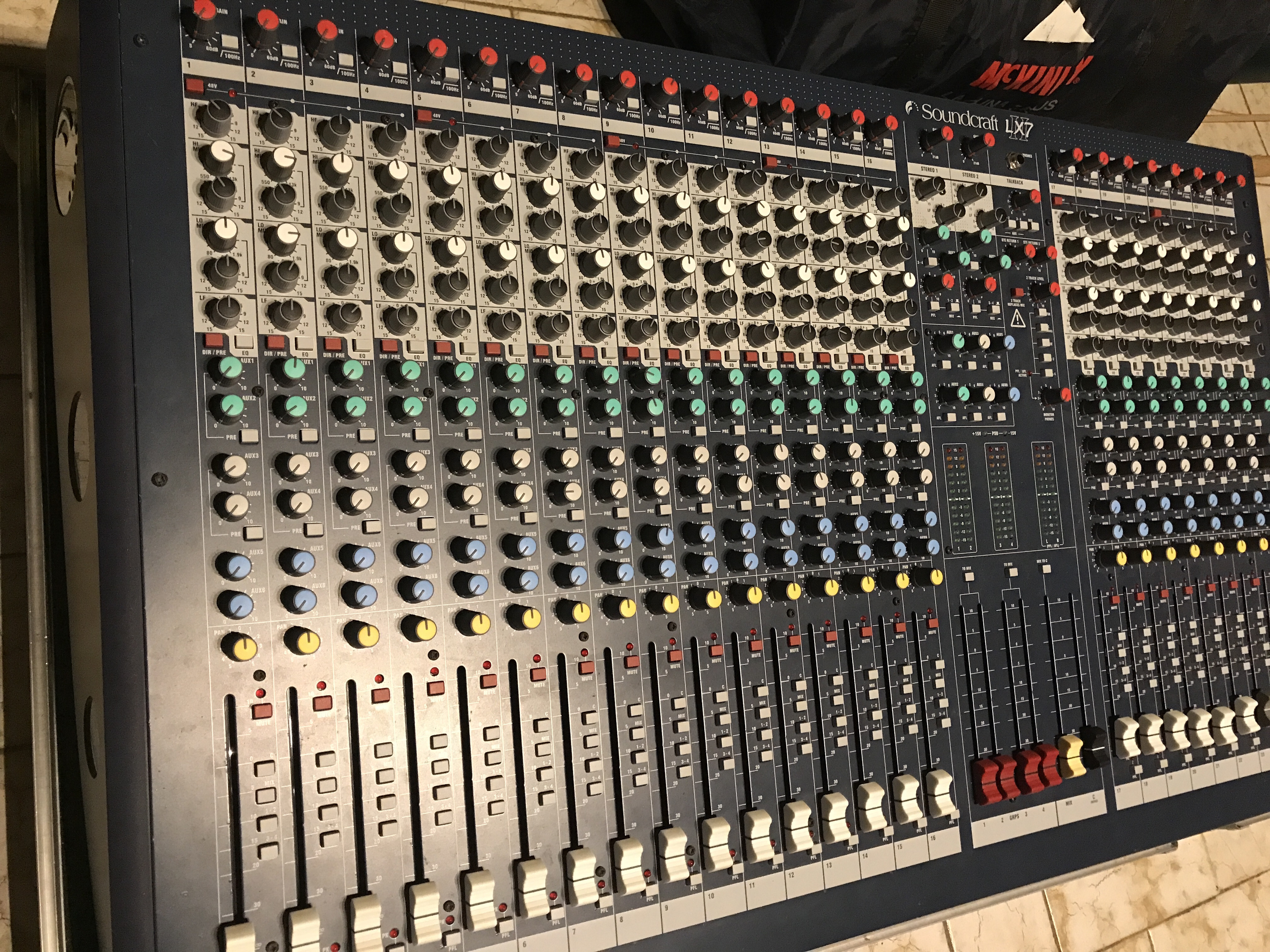 Soundcraft LX7ii 24 + flight case Thon 