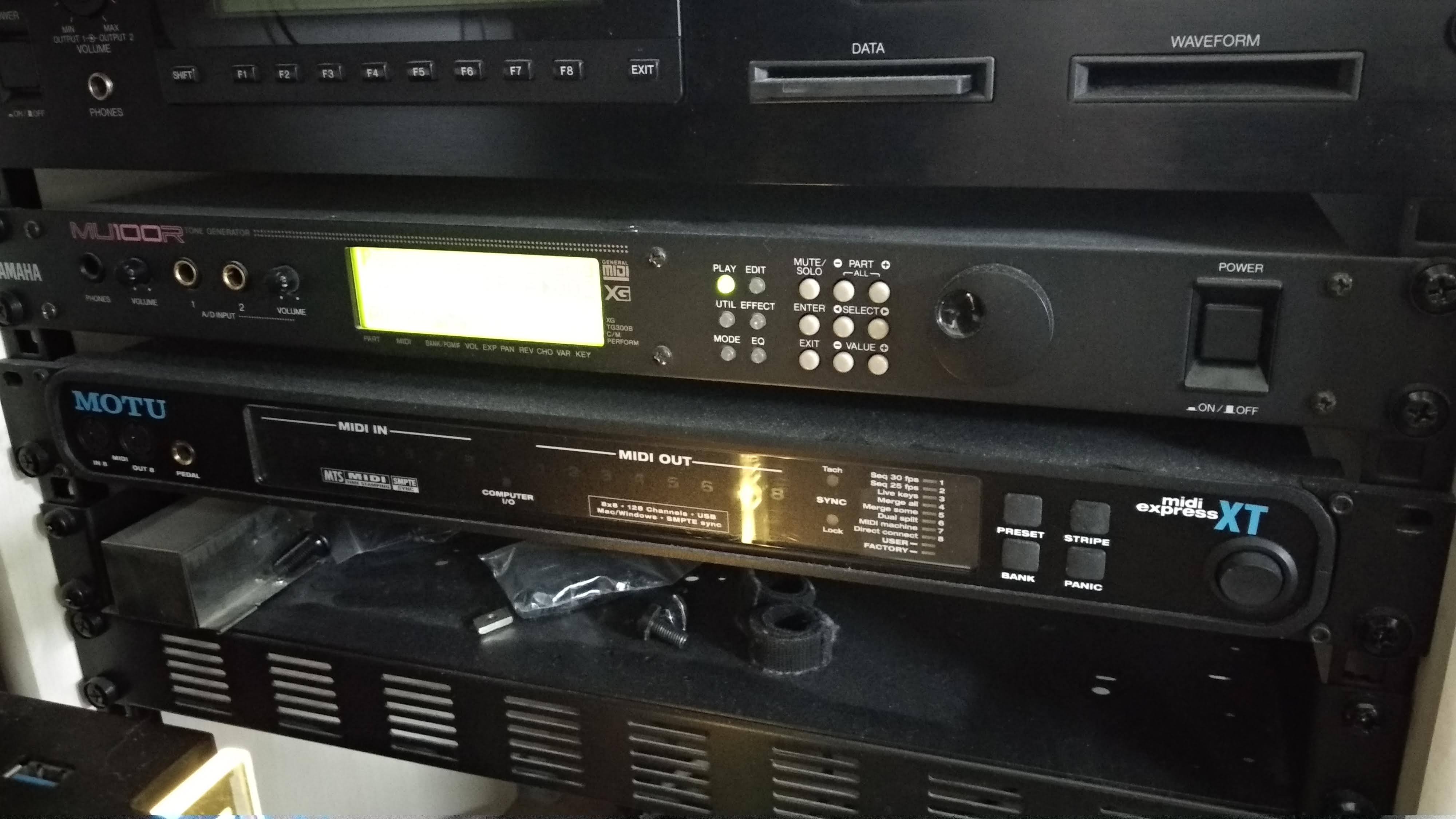 Yamaha MU100R avec carte PLG100VH - Vocal Harmony