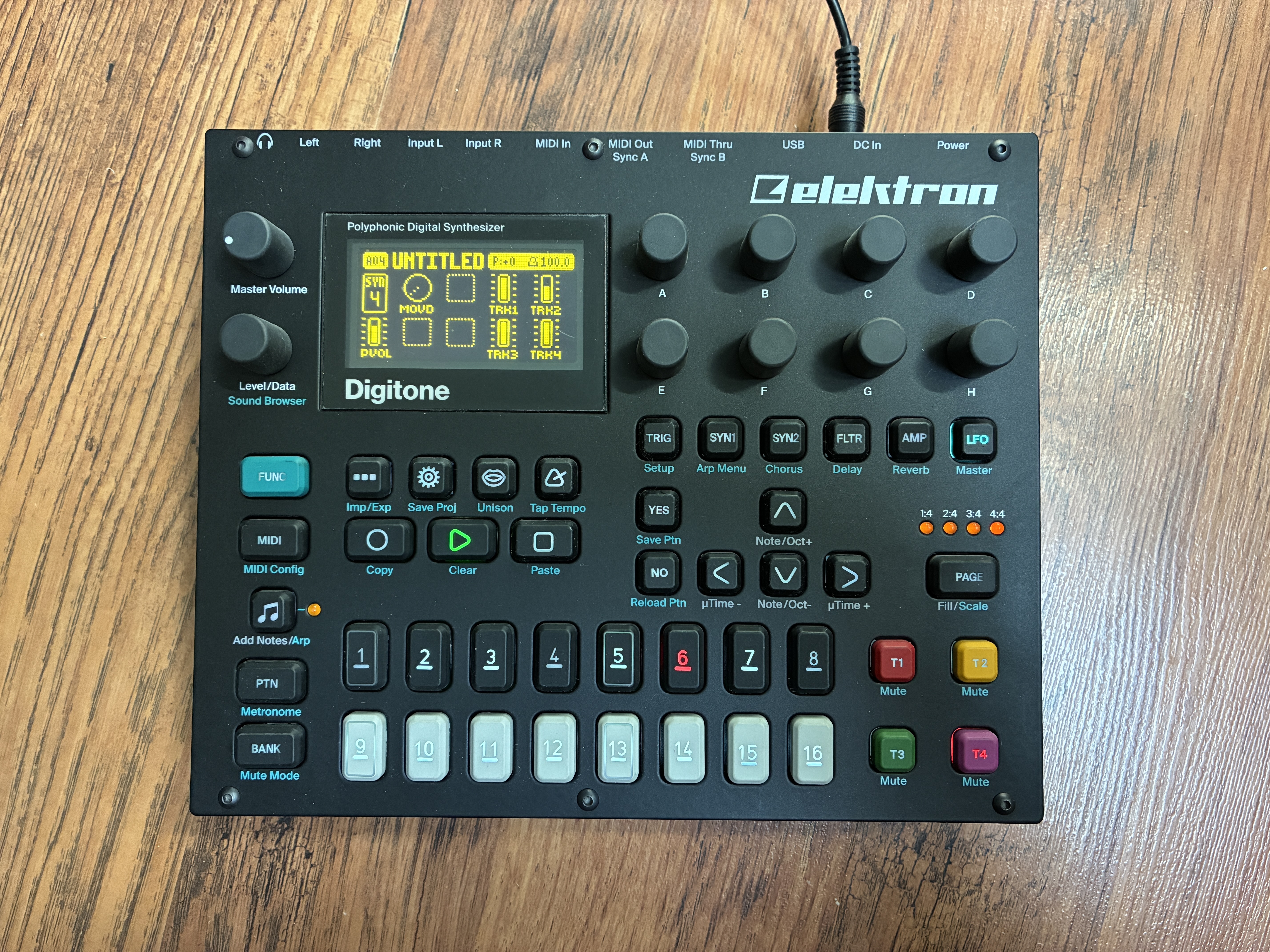 Vends Elektron Digitone en très bon état - Complet (boîte origine + alimentation) - première main - non fumeur