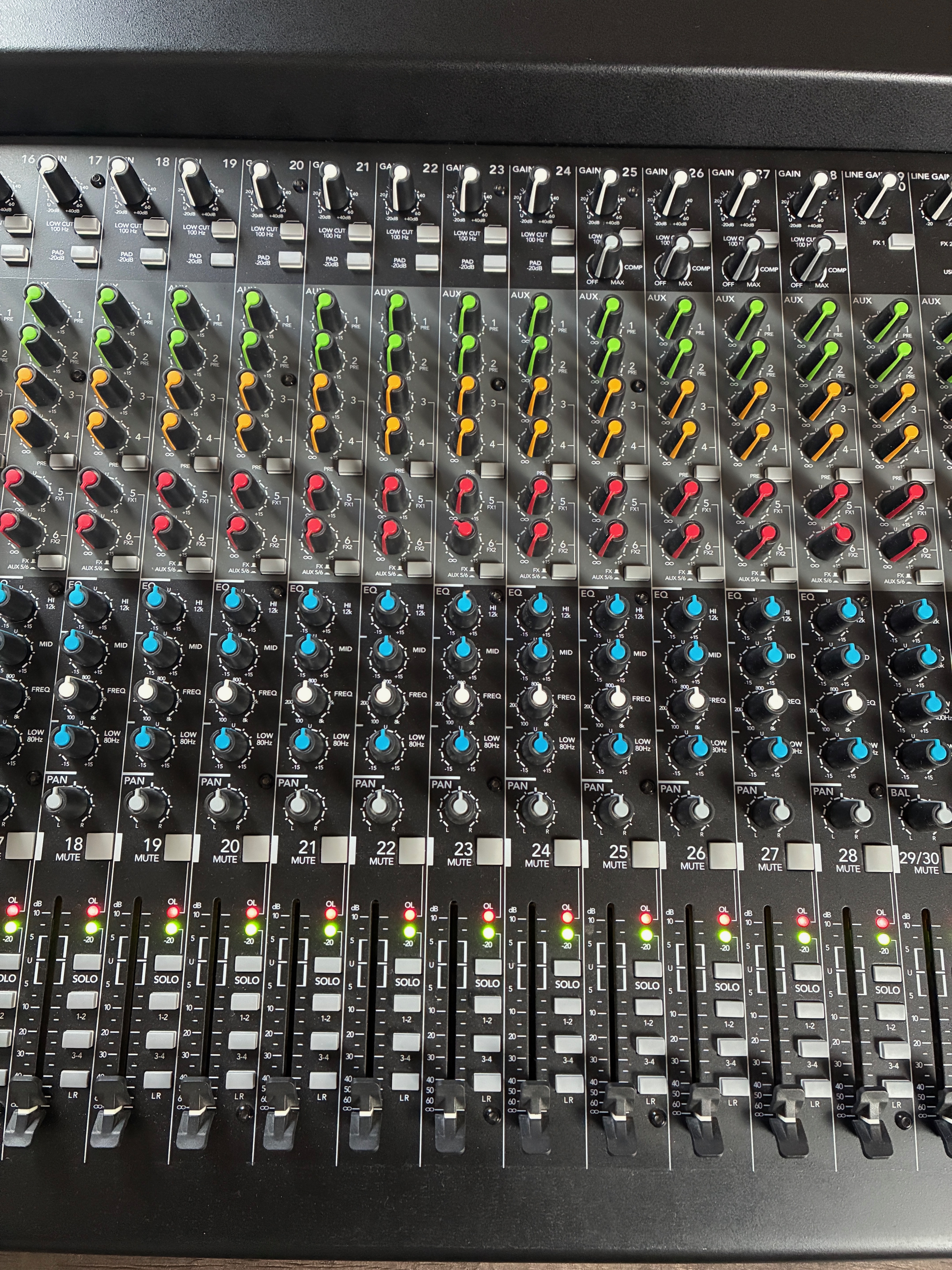 Vends table mixage Mackie 3204 VLZ4 en parfait état - première main - non fumeur