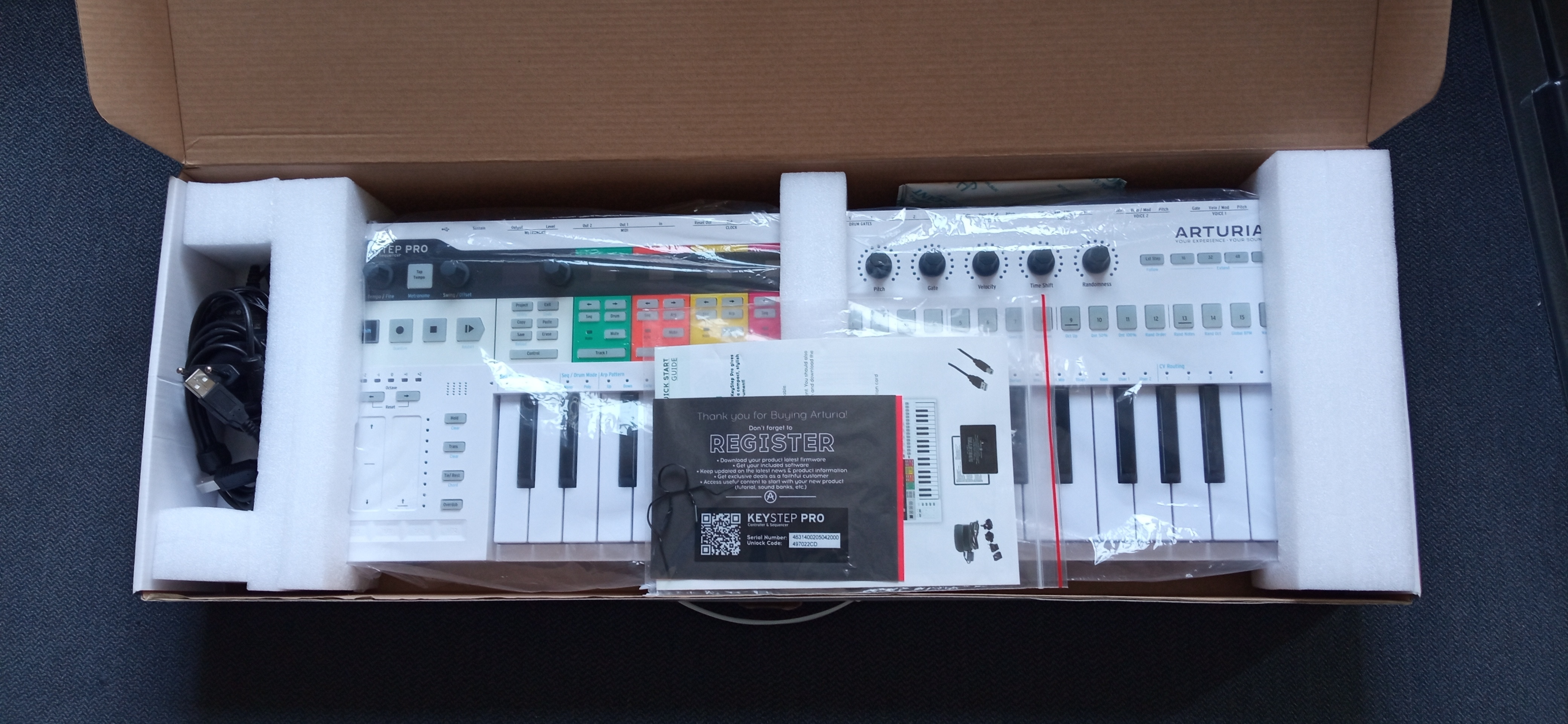 Vends Arturia Keystep Pro blanc + decksaver, état neuf, dans son emballage d'origine