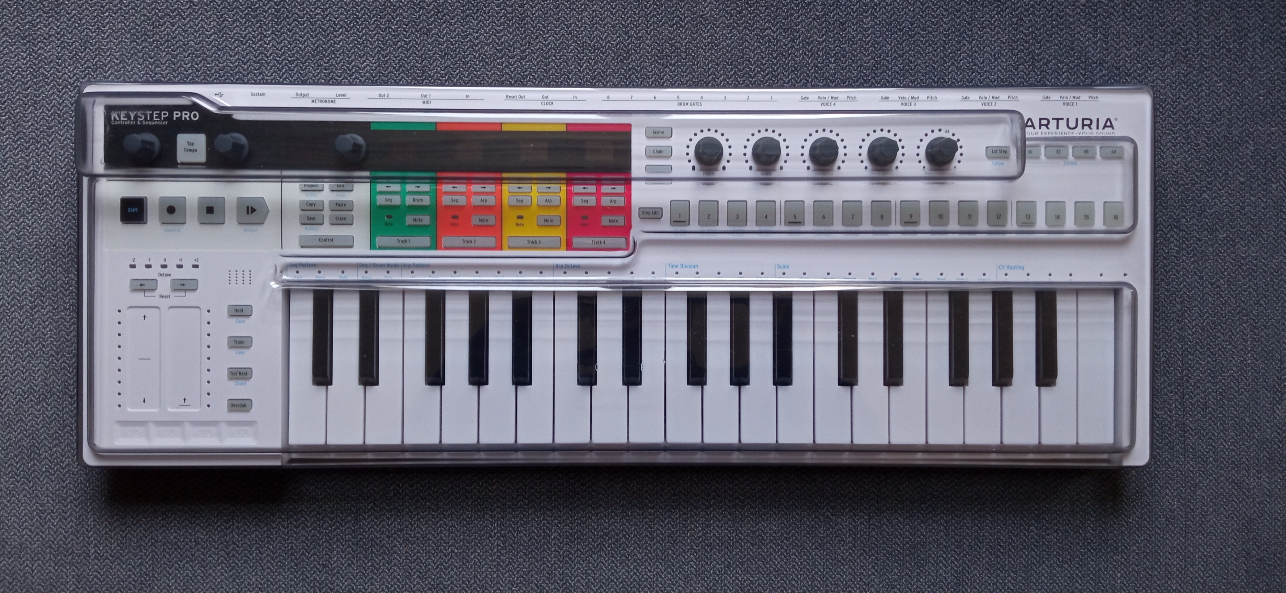 Arturia Keystep Pro+decksaver on it