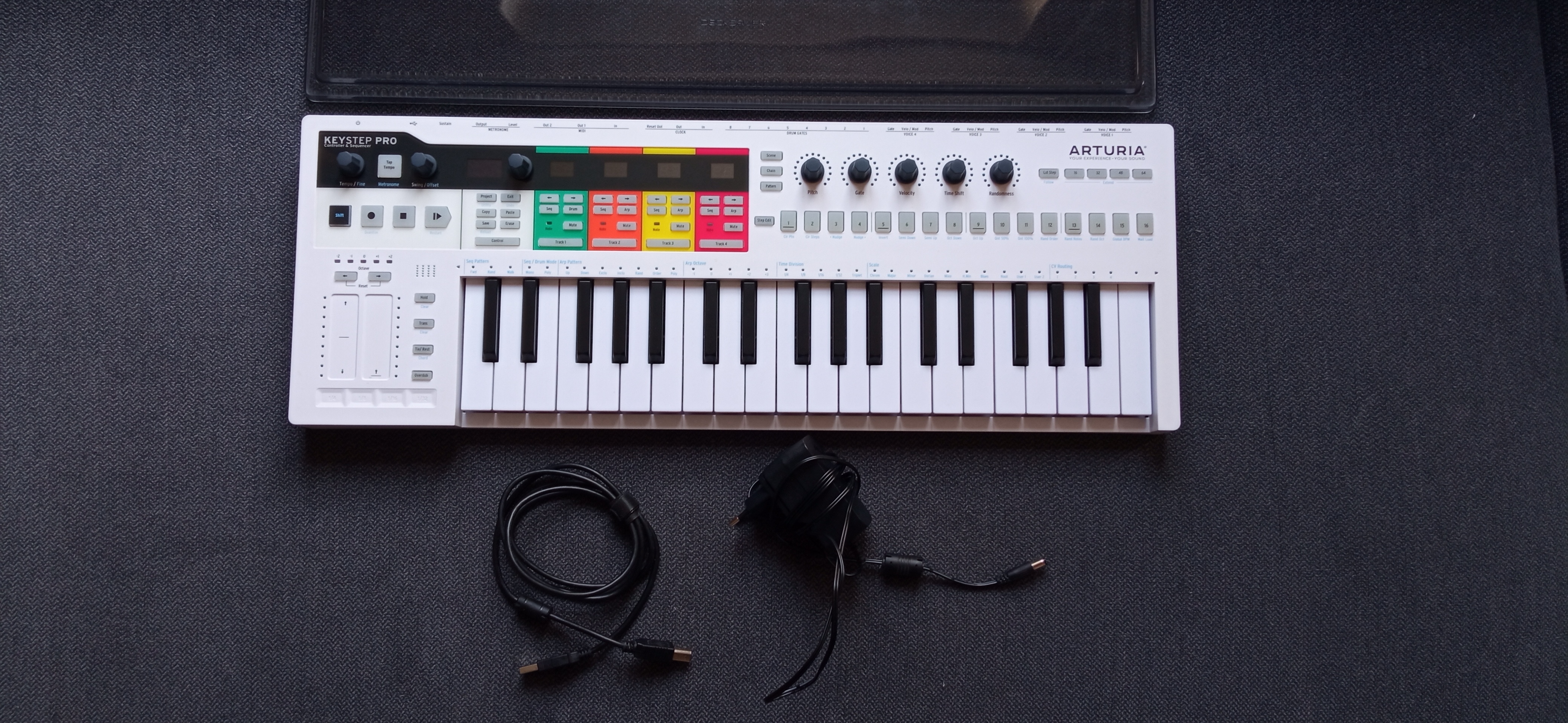 Arturia Keystep Pro unit+connections+decksaver