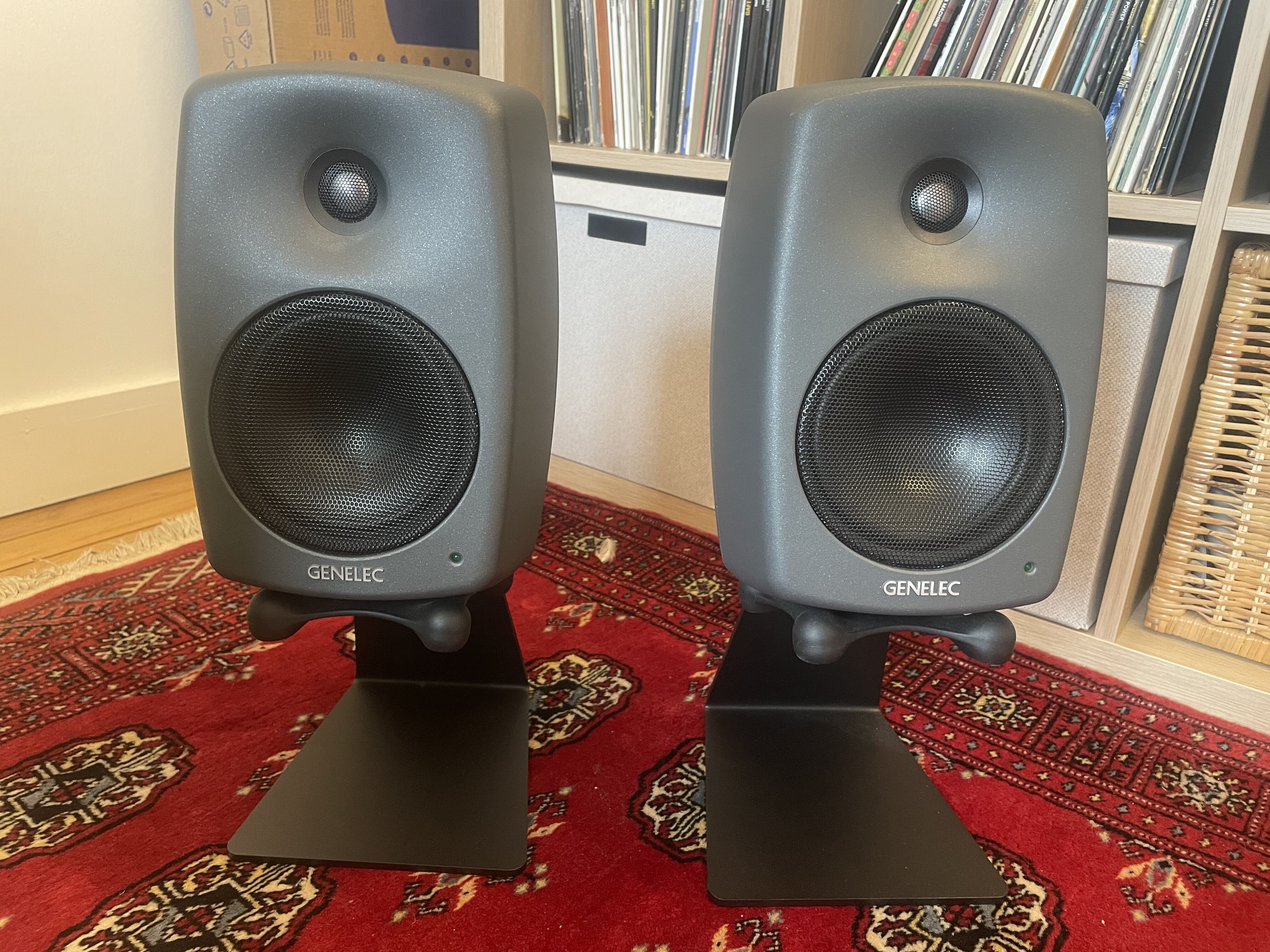 Enceintes Monitoring Genelec 8030 C avec stands officiels