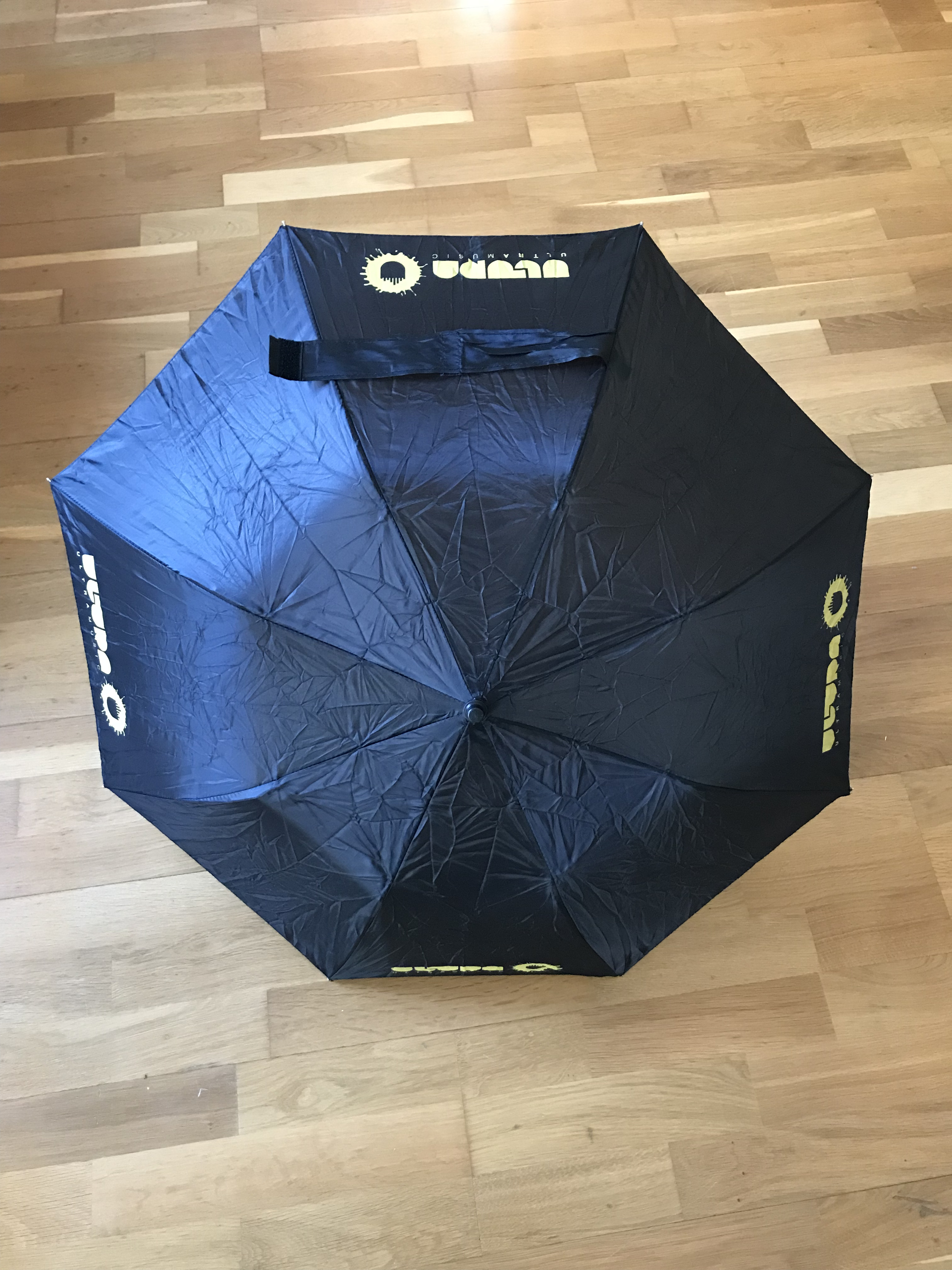 5.5. Parapluie pliant noir Ultra Music Festival