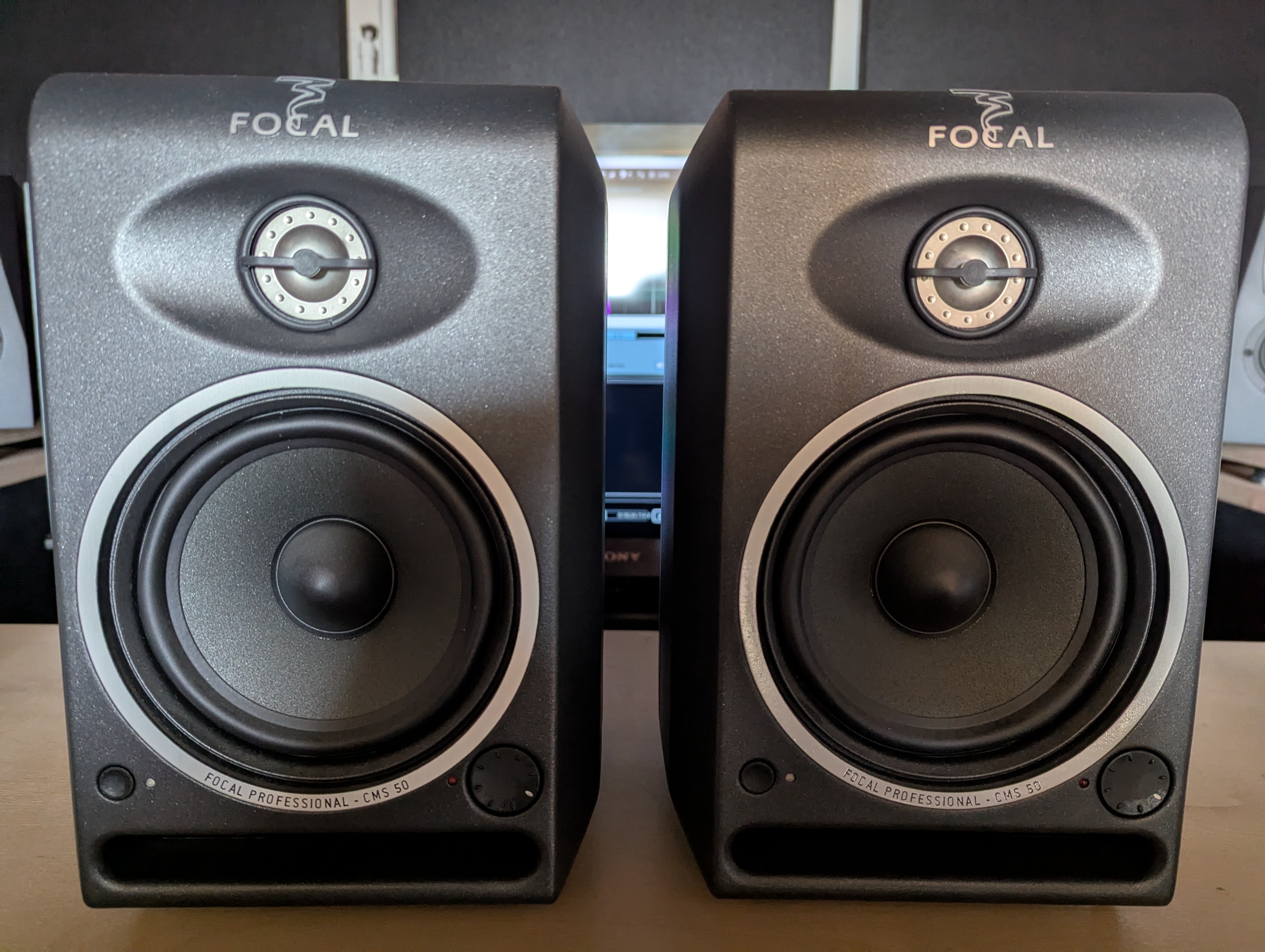 Focal CMS 50 + IsoAcoustics ISO-Puck