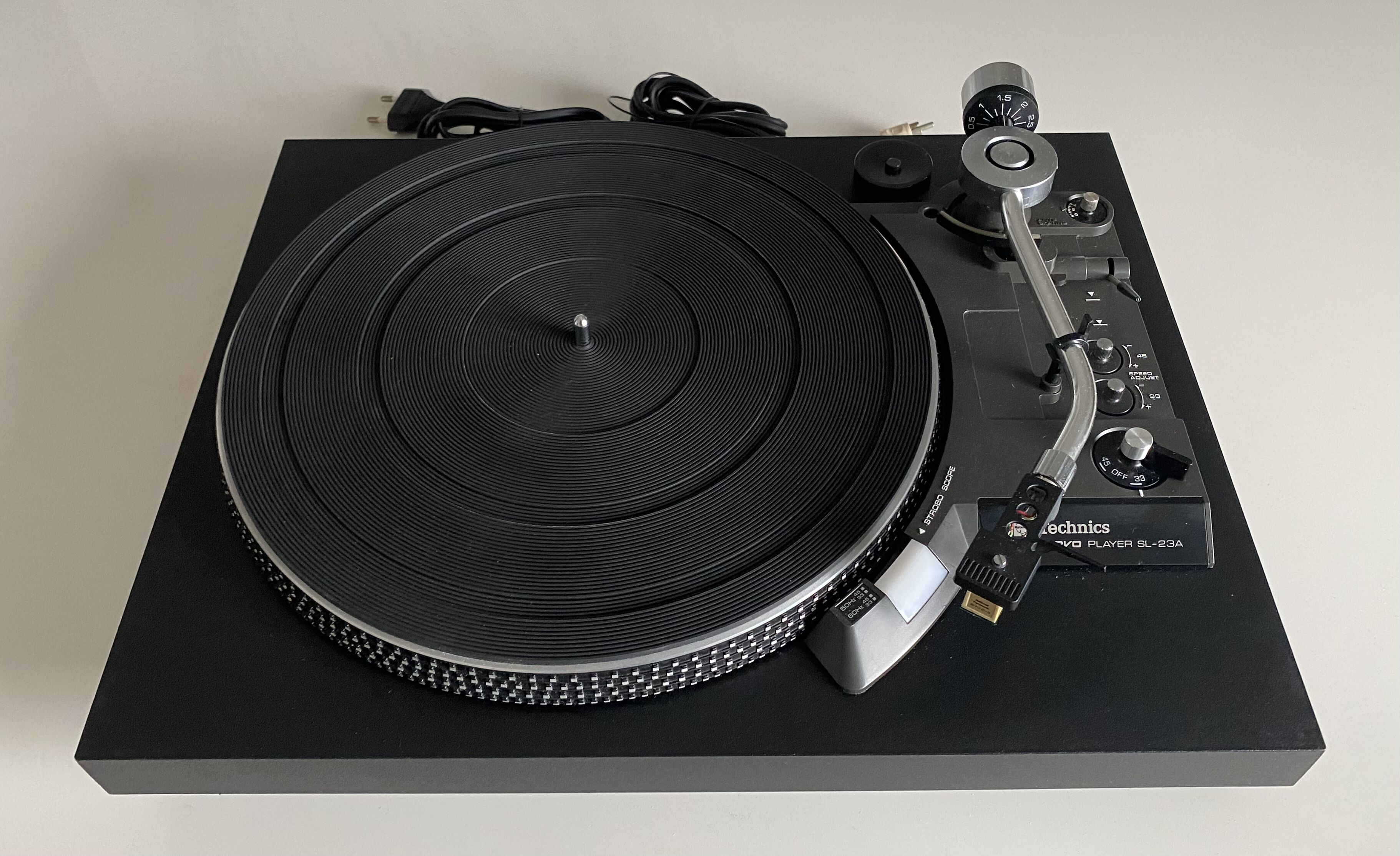 Platine disque vinyle TECHNICS SL-23A (FG Servo player - belt drive - semi automatique)
