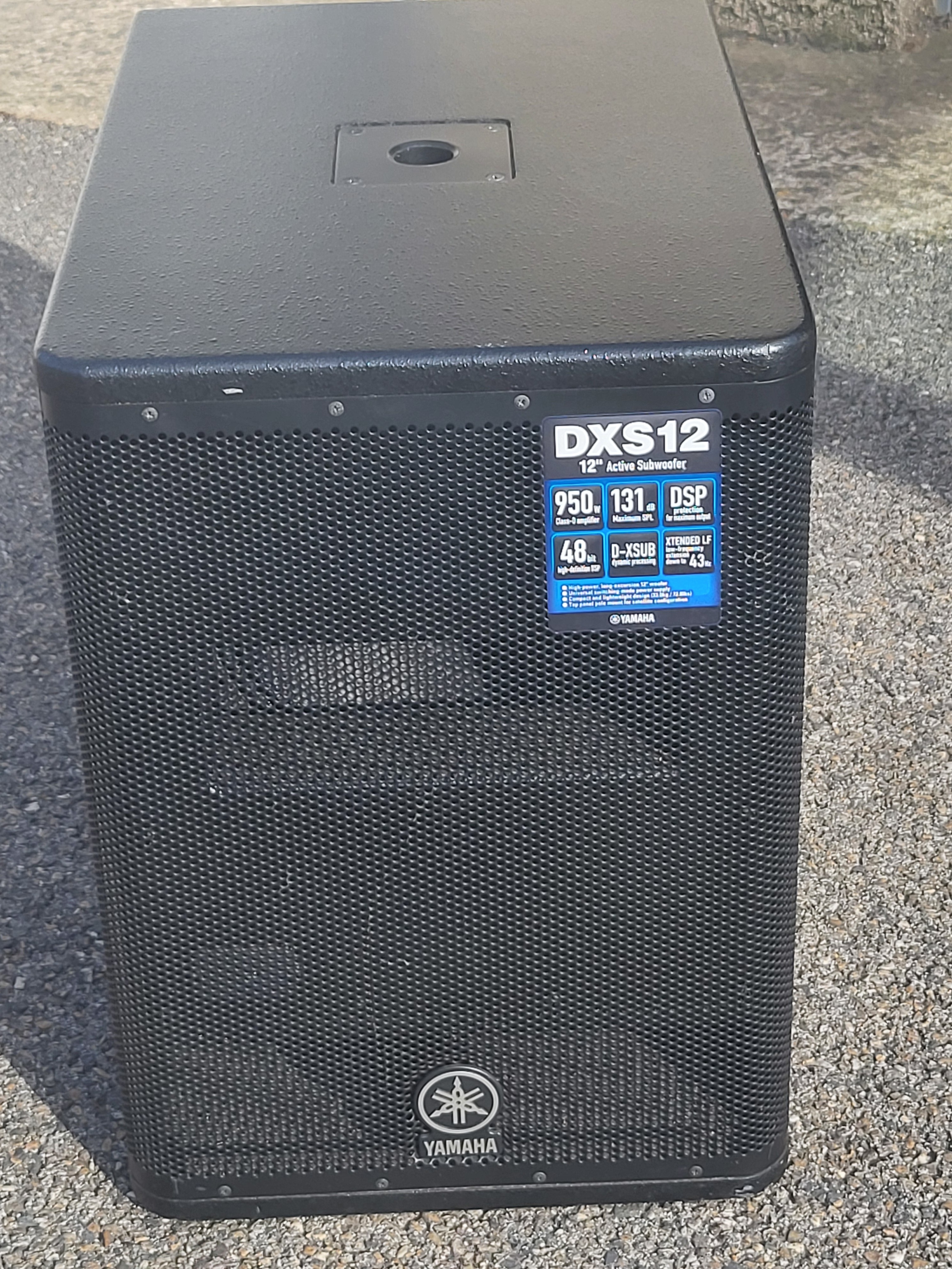 Vends Sub Yamaha DXS 12 en trés bon état. 20 utilisations Maxi pour sonoriser notre groupe. C'est une premiere main.