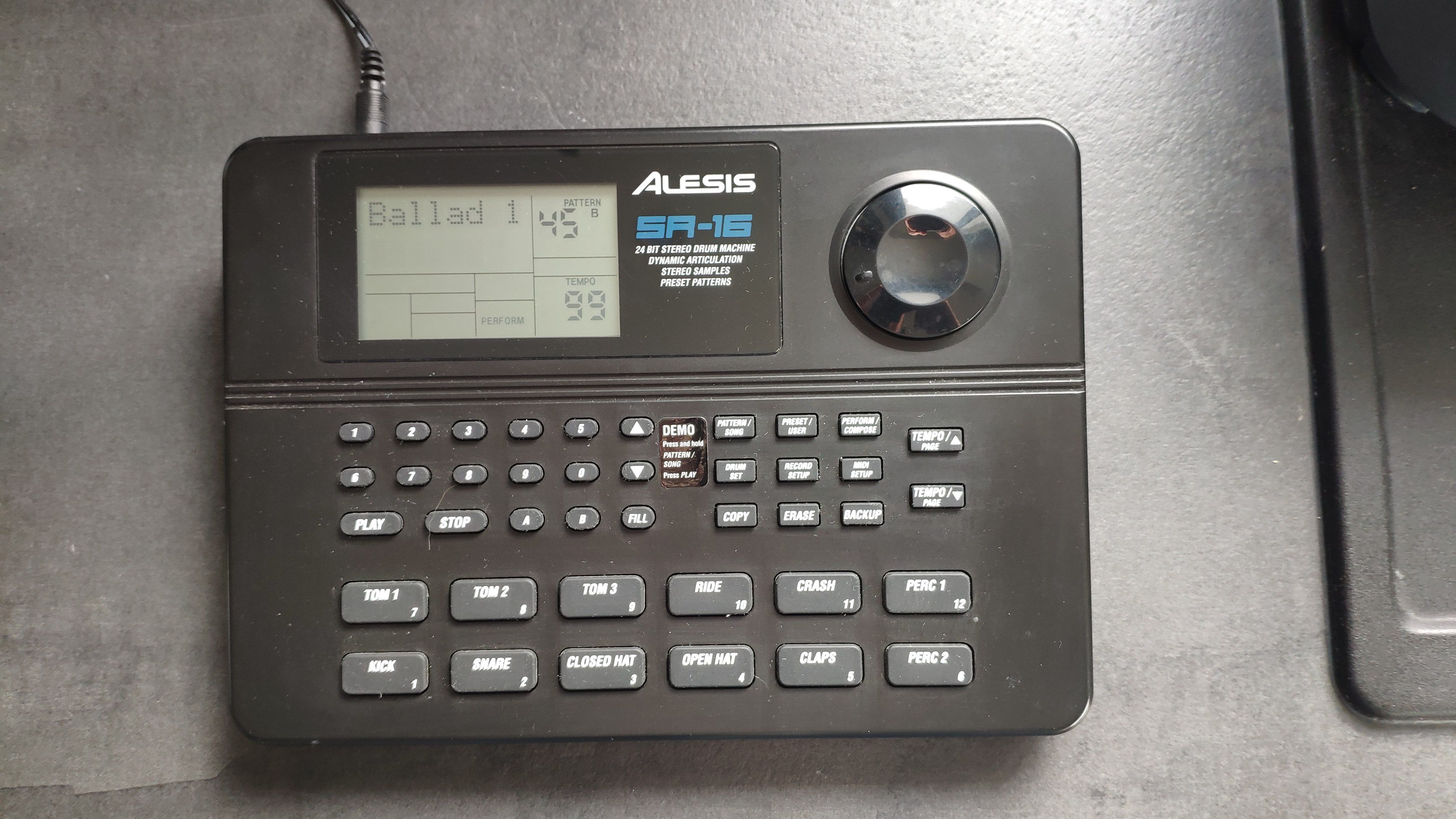 Boite à rythme Alesis S16